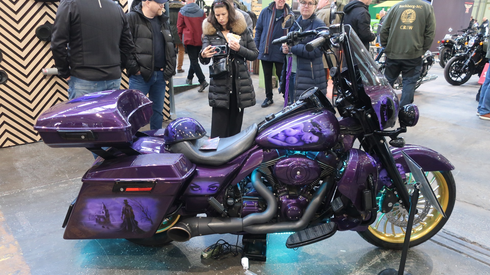 Danske Full Blast bygger om motorsykler, hvor særlig lyd, lys og lakk står i høysetet. Her ser vi «Purple Devil» (en 2006 Harley-Davidson Road King) med flott customlakkering, Freedom Performance 2in1 eksos og et massivt lydanlegg på 2400 Watt.