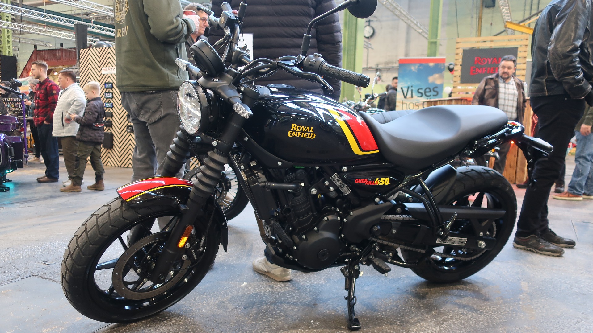 Guerilla 450 er kanskje den mest moderne sykkelen i Royal Enfield sitt sortiment, og har en moderne 1-sylindret motor med fire ventiler. 780 mm sittehøyde passer de fleste, men har til tross for det 150 mm fjæringsvei bak som gjør den godt egnet som en Scrambler.