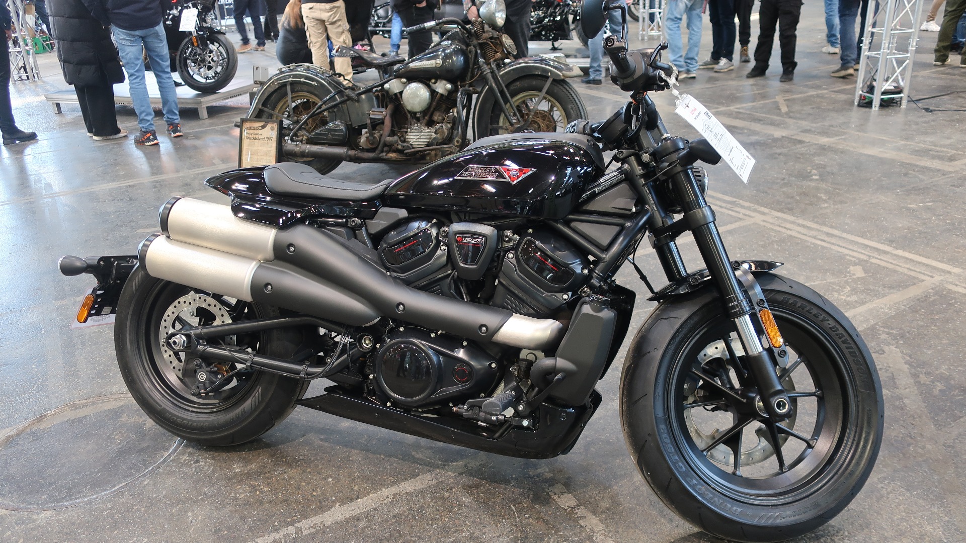 2025 Harley-Davidson RH1250 Sportster S. Revolution Max motoren på 1250 ccm gir 125 hk, mens de gigantiske eksospottene sørger for å leve opp til slagordet «Loud pipes save lives». 