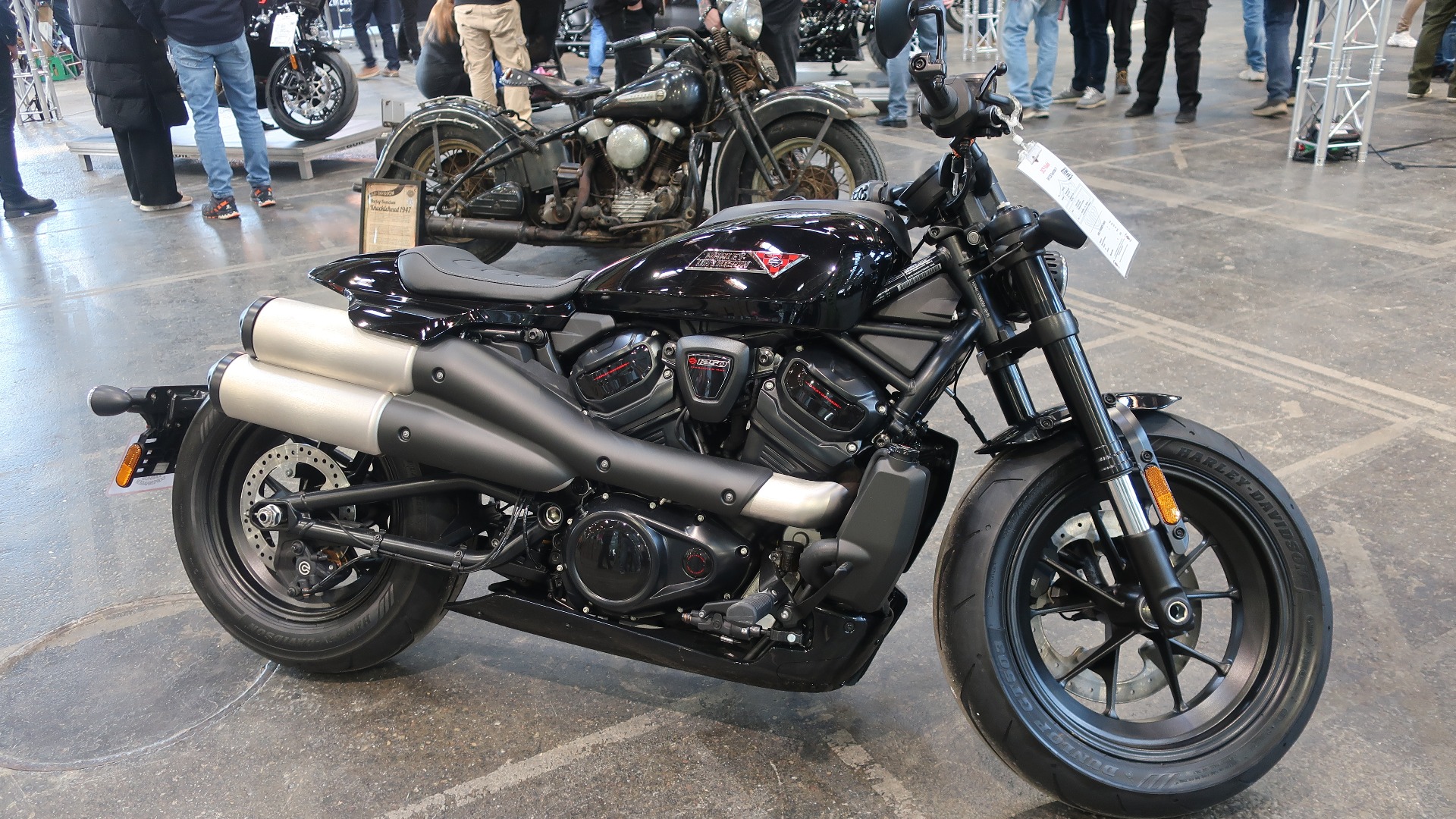 2025 Harley-Davidson RH1250 Sportster S. Revolution Max motoren på 1250 ccm gir 125 hk, mens de gigantiske eksospottene sørger for å leve opp til slagordet «Loud pipes save lives».