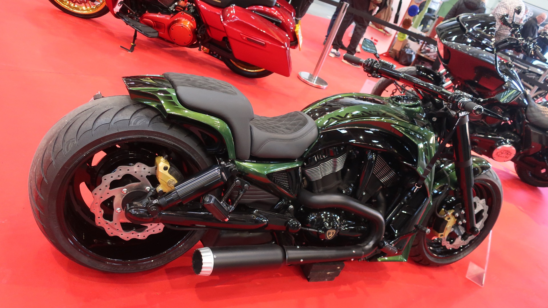 Bøllete 2007 Harley-Davidson V-Rod i customkonkurransen, med blant annet luftfjæring foran og bak og diverse Arlan Ness deler spredt rundt omkring.