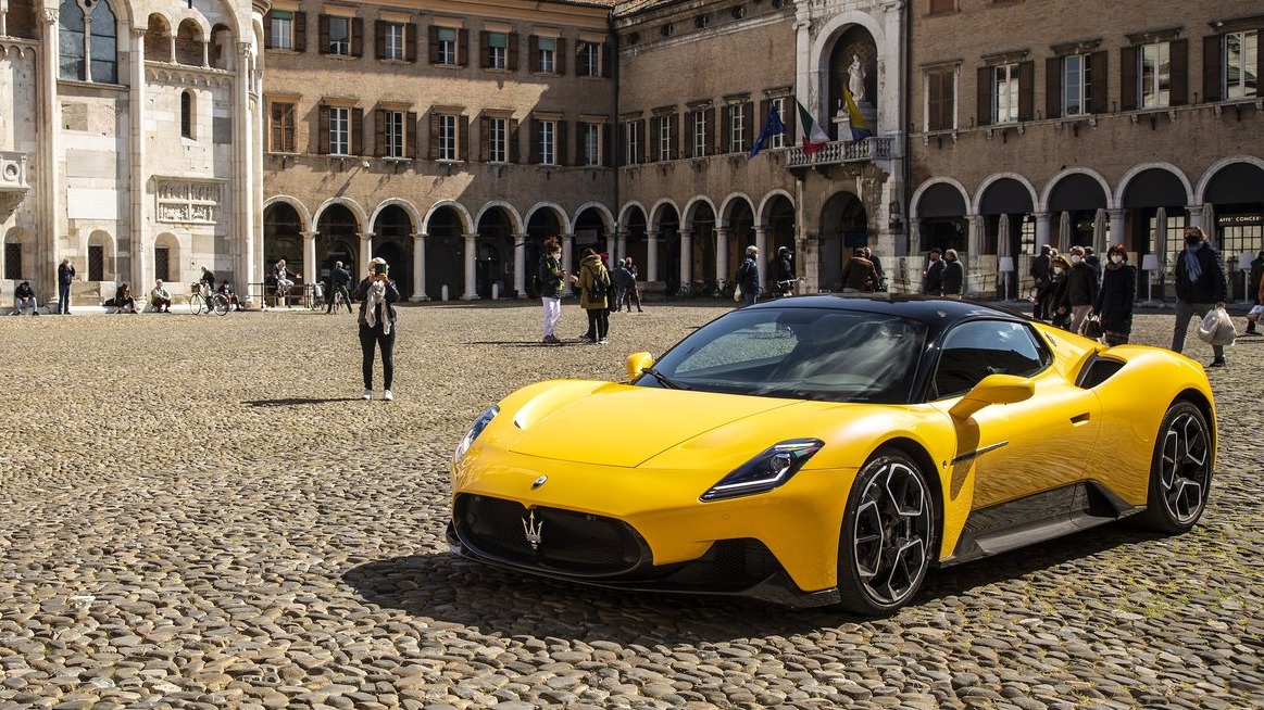 Maserati MC20 i all sin prakt.