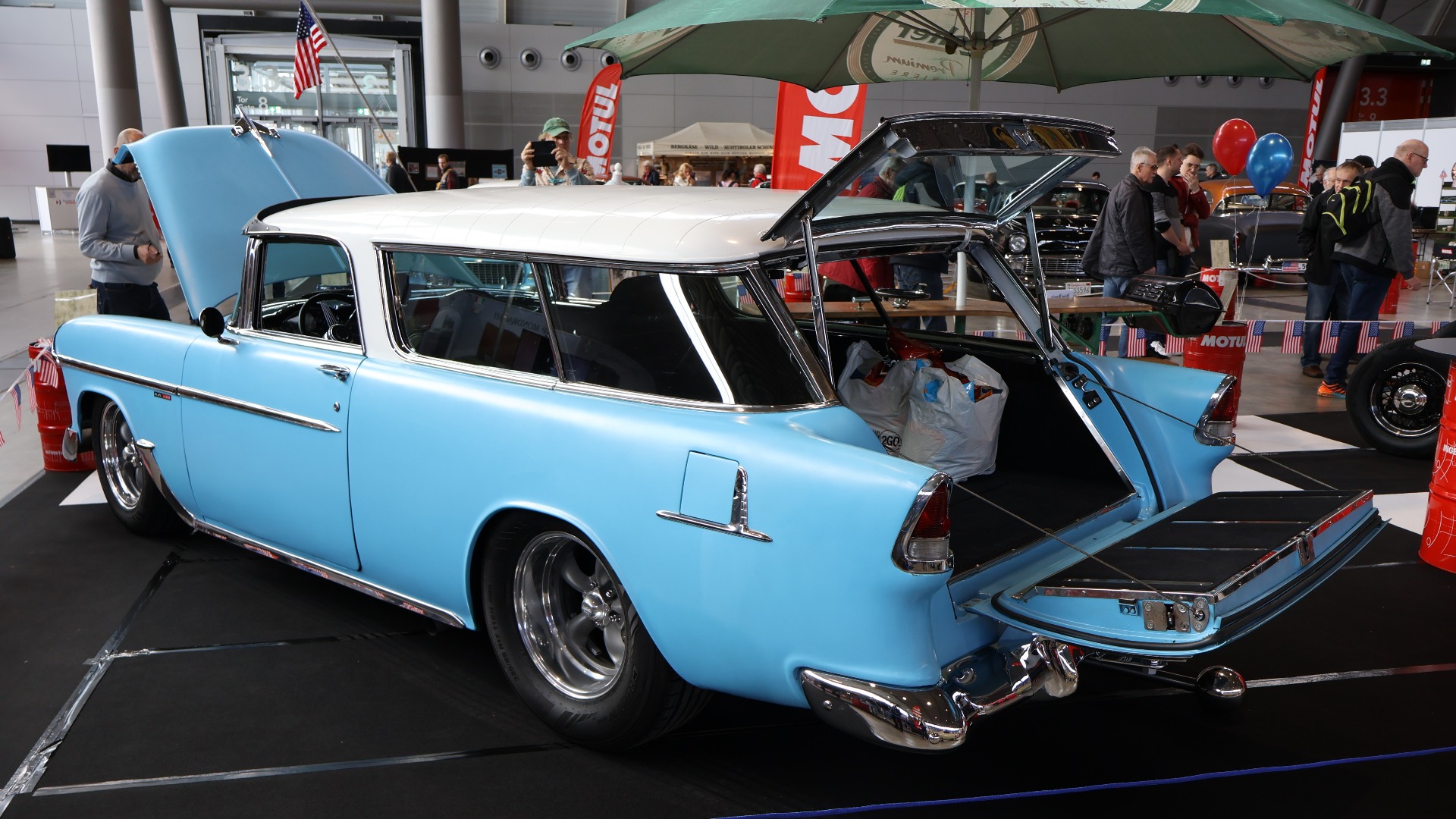 1955 Chevrolet Bel Air Nomad restomod med moderne LS3 under panseret.