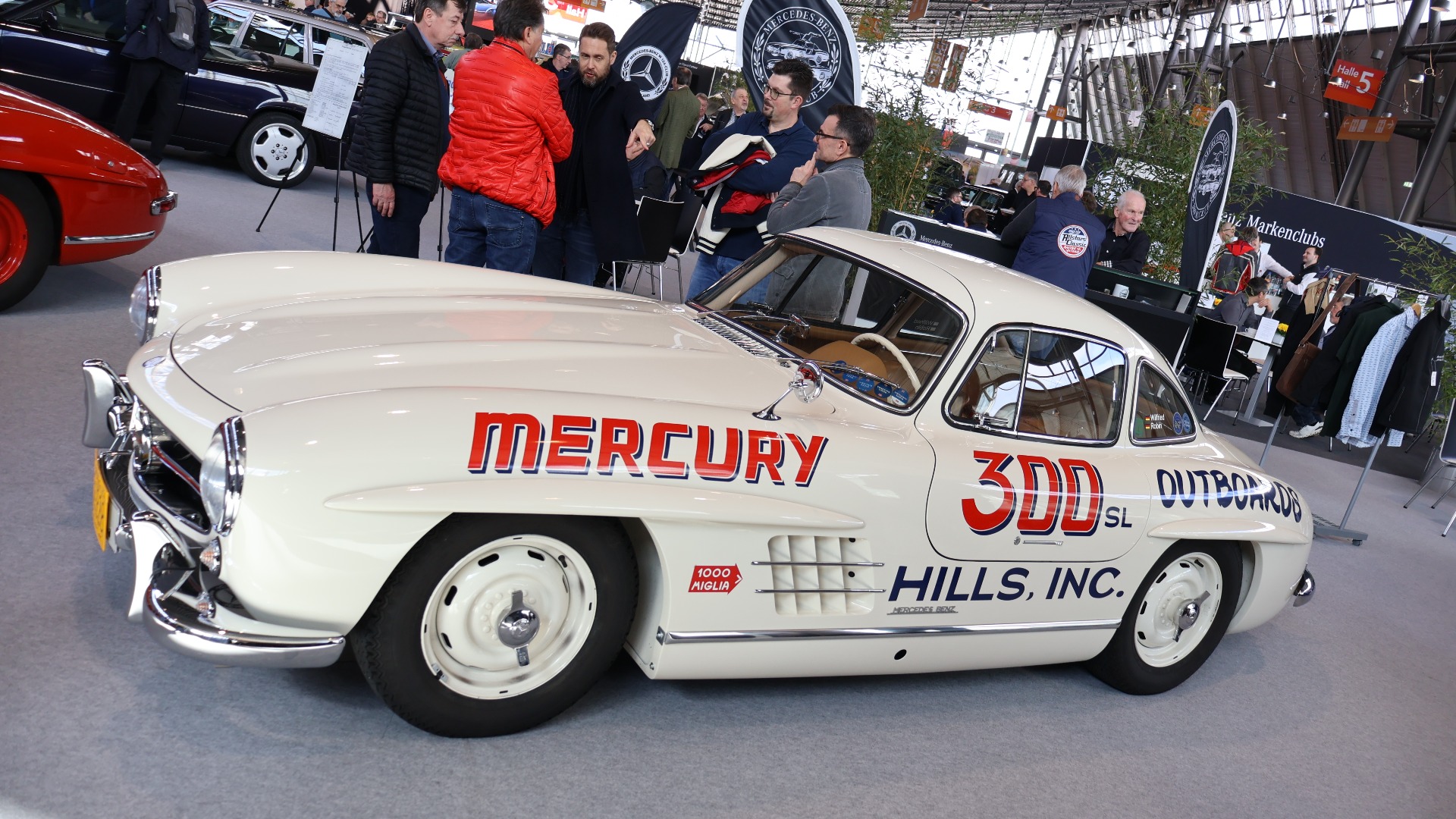 Det er mye Mercedes-Benz 300 SL å se på messen, her en av de barskeste.