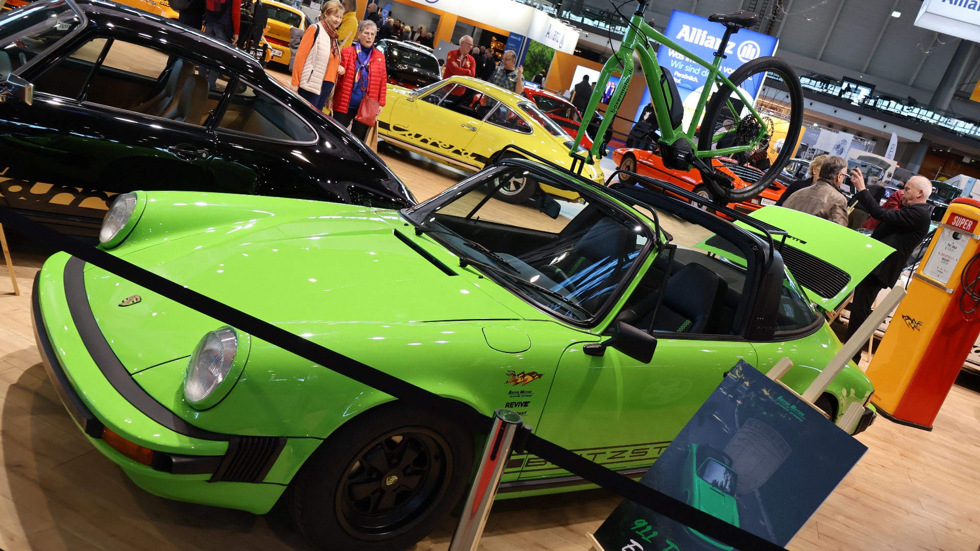 Helelekrisk Porsche 911 med sykkel på taket. Purister gikk fort forbi.
