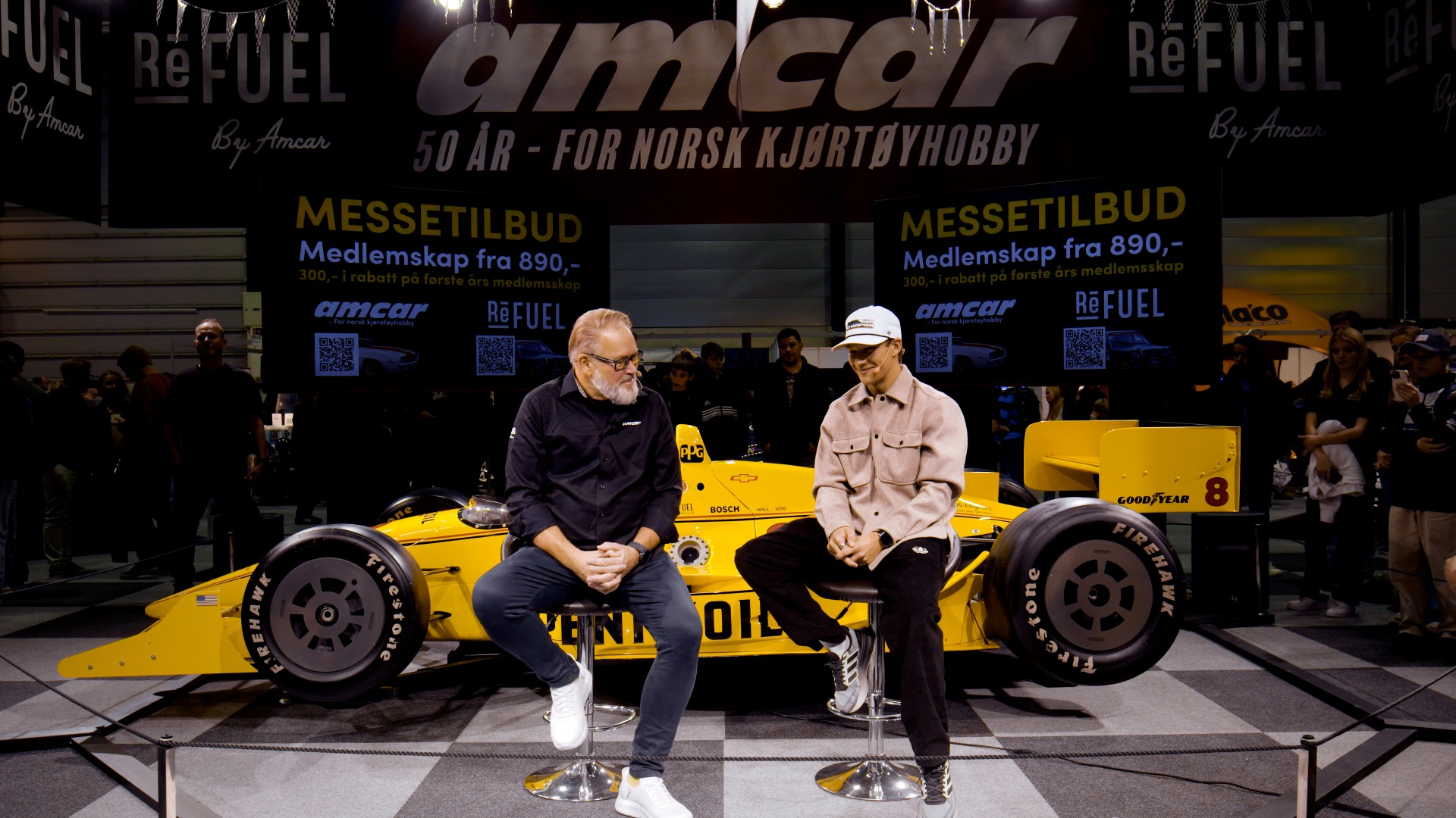Neste års IndyCar-sjåfør Dennis Hauger intervjues på Oslo Motor Show