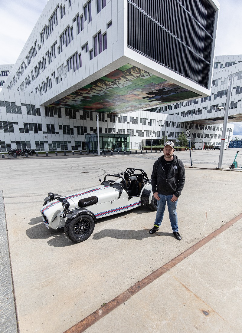 Jens Martin Haagensen sammen med sin R500