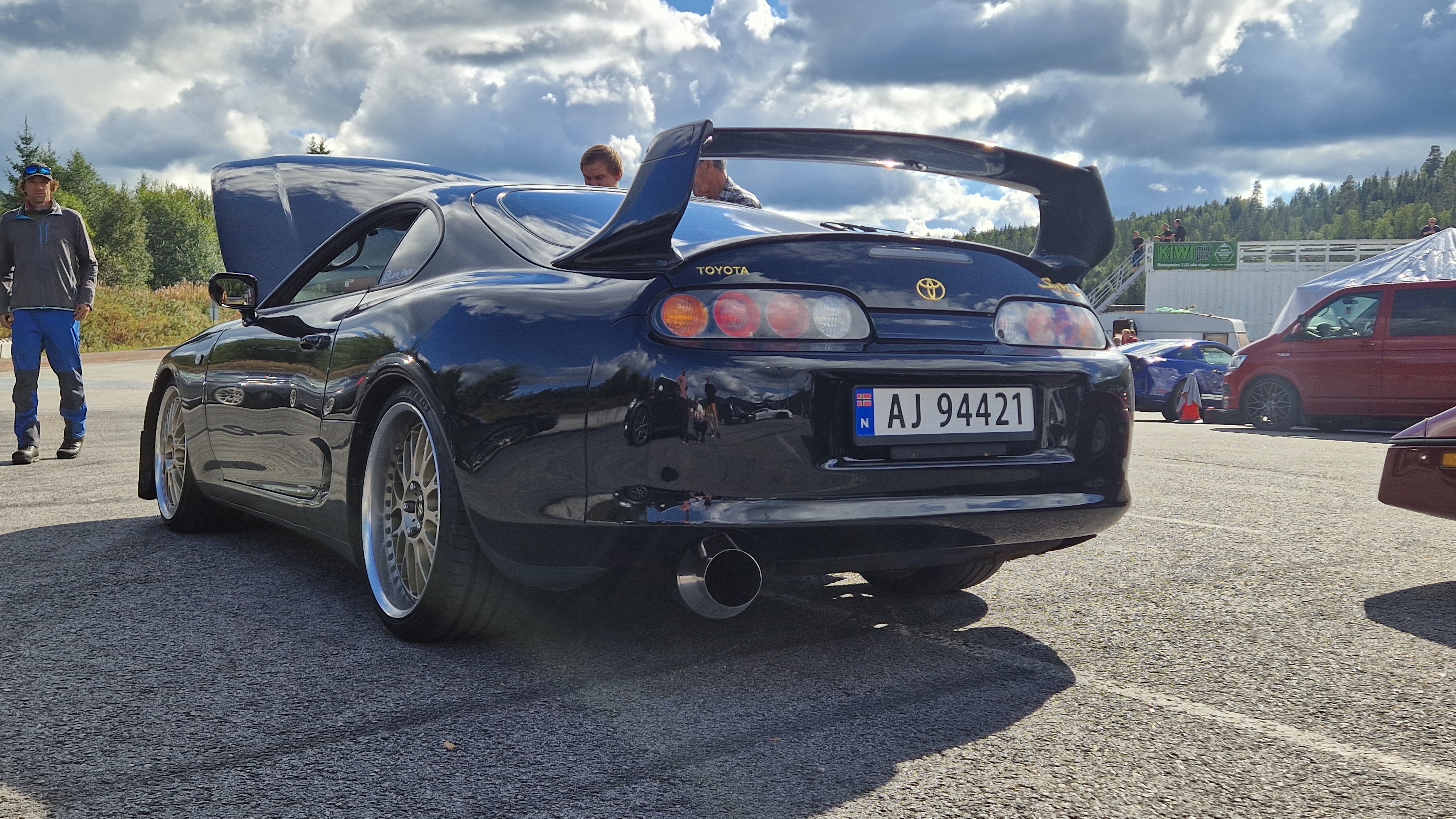 En Toyota Supra tok turen innom