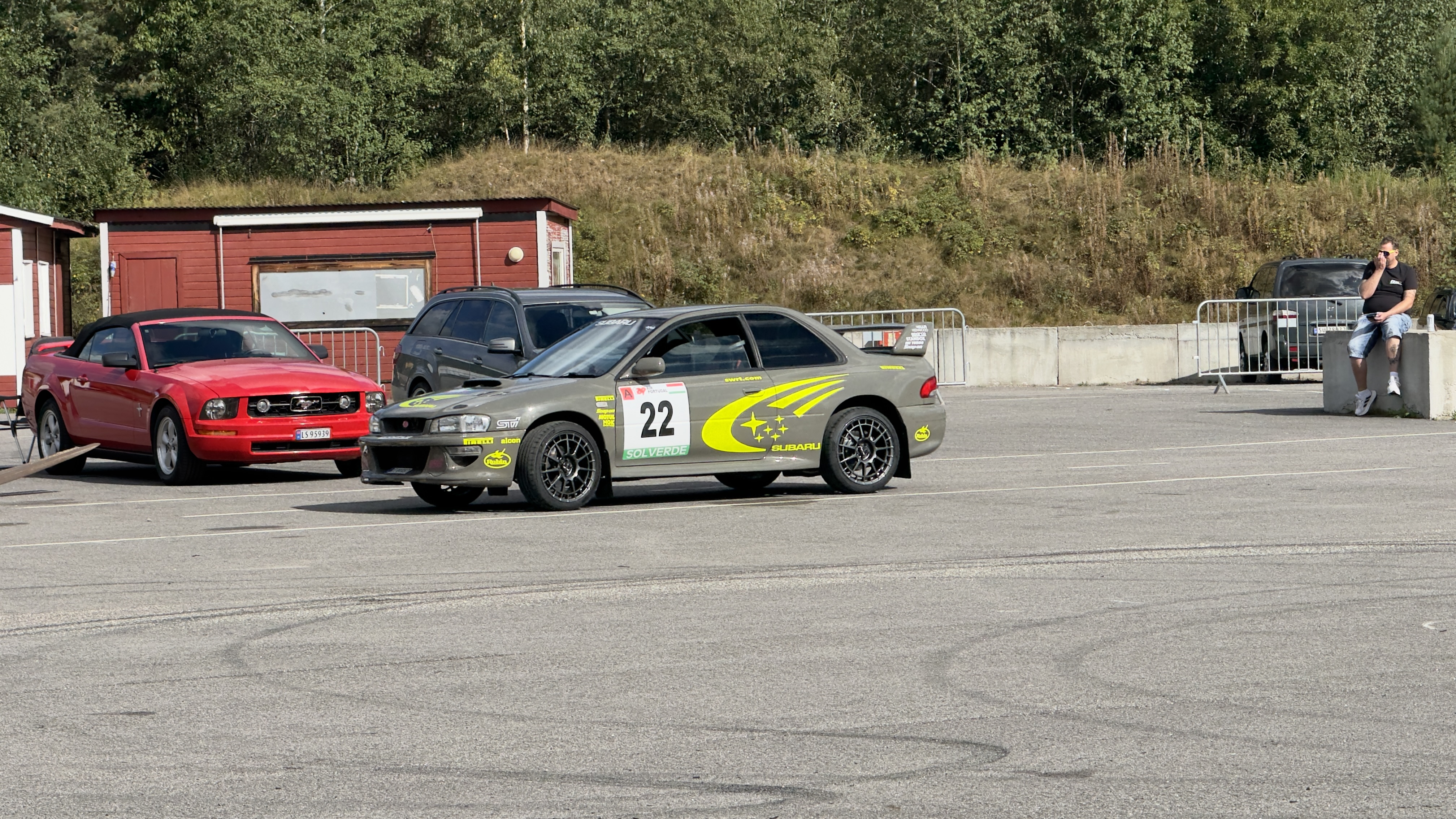 En todørs Subaru Impreza STi tok turen innom