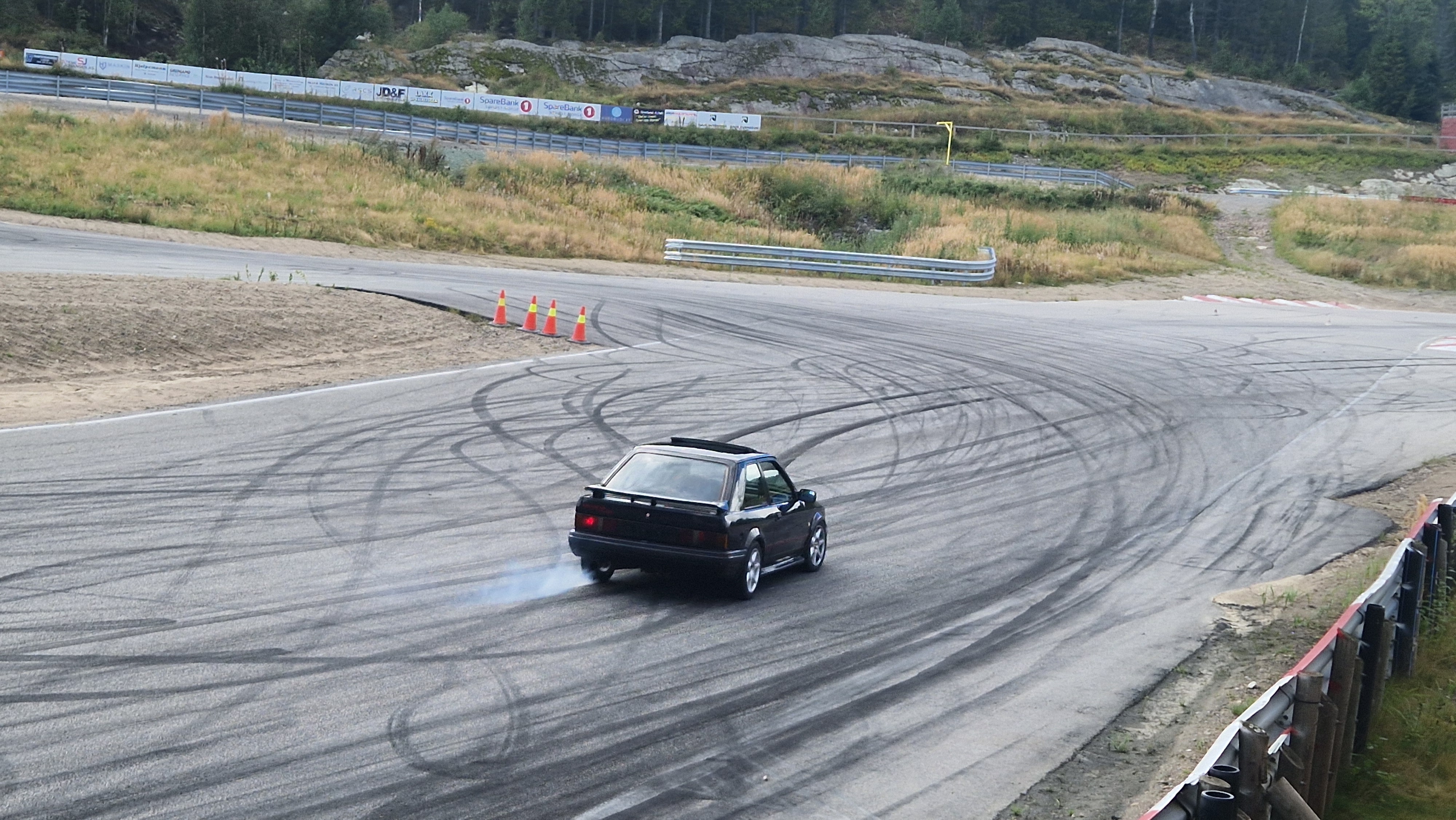 Escort legges opp før svingen