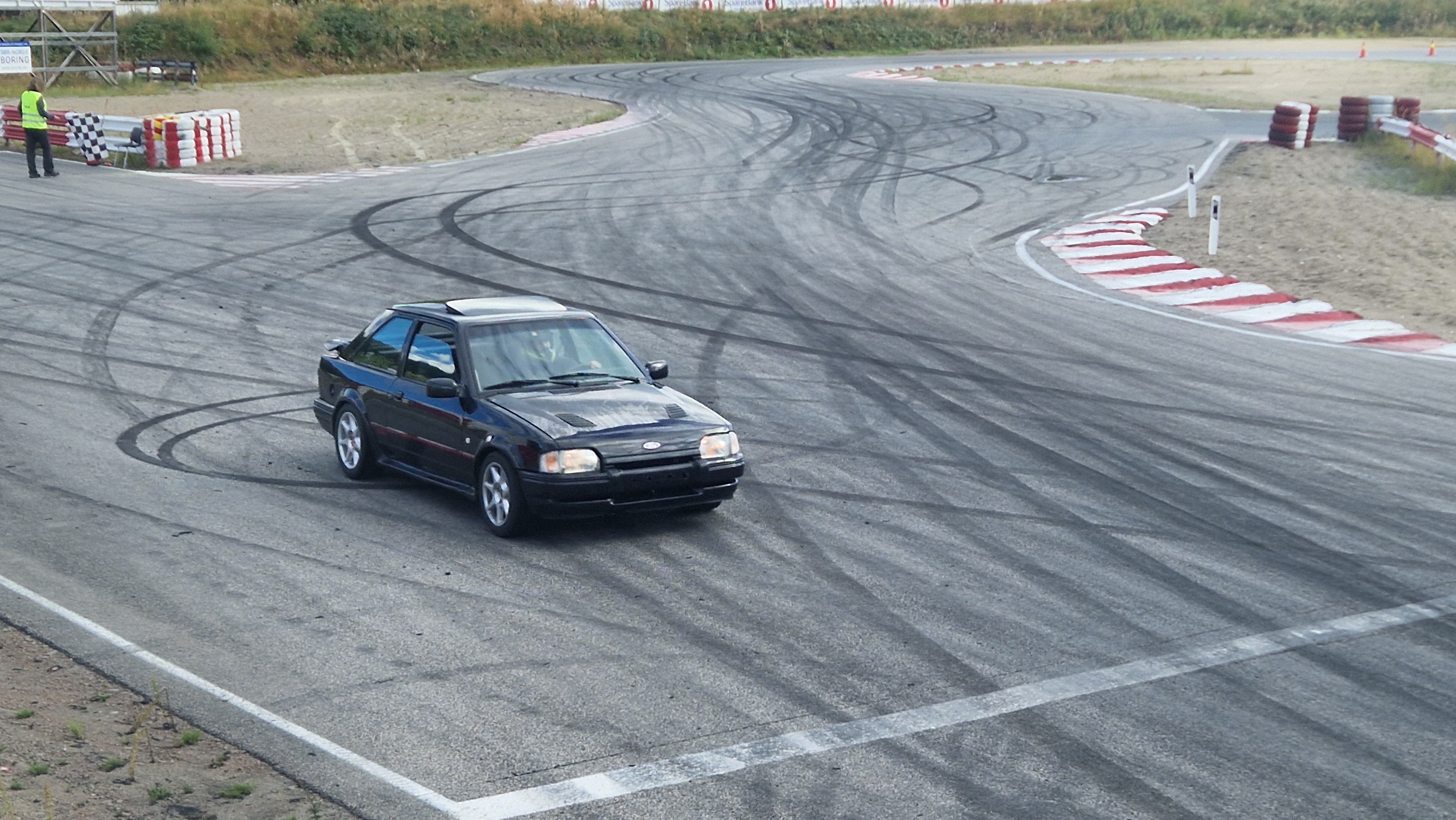 Trimmet Escort på banen
