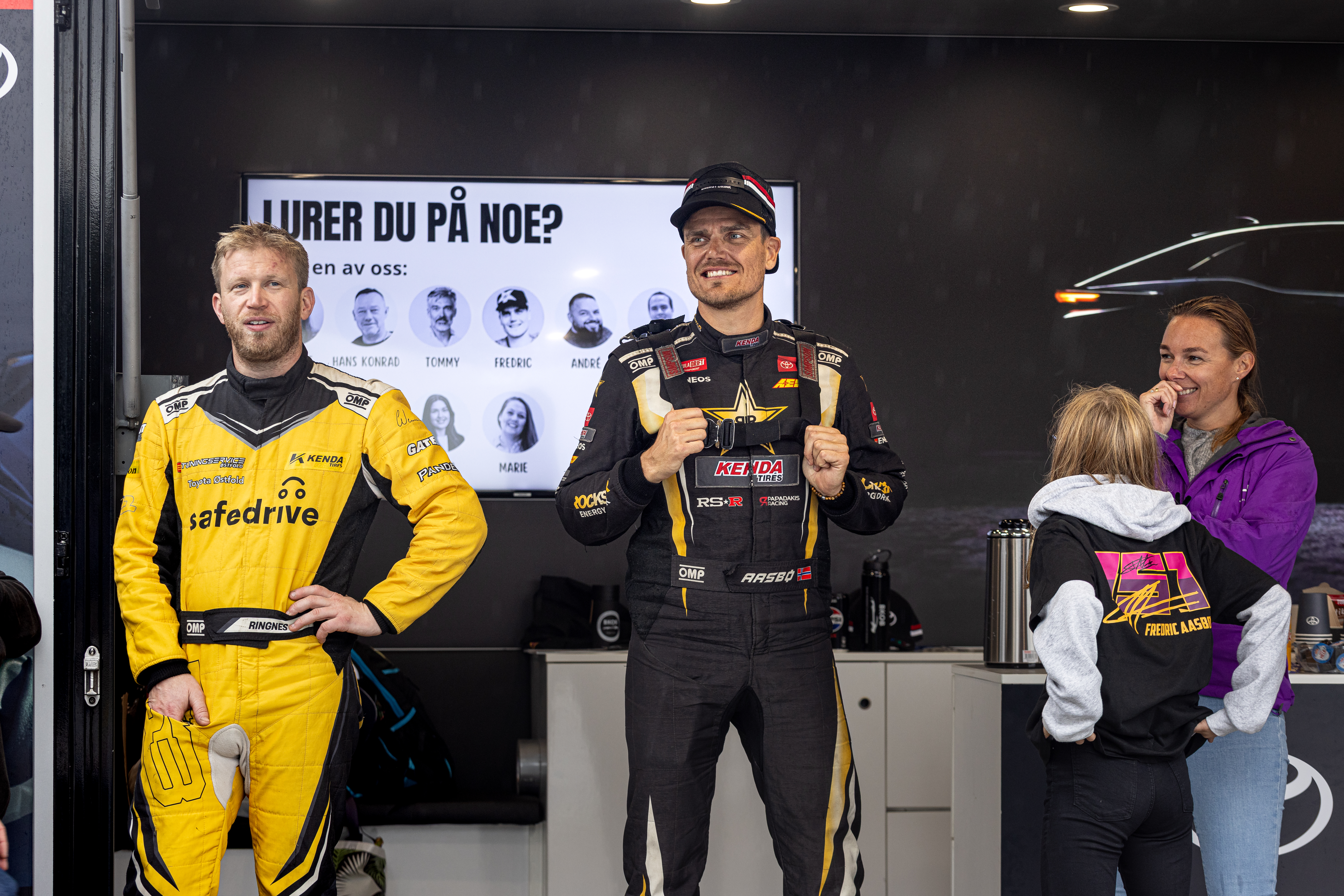 Tor-Anders Ringes (t.v) og Fredric Aasbø (t.h) stilte opp med hver sin bil for å ta med passasjerer rundt Gardermoen Raceway – sidelengs.