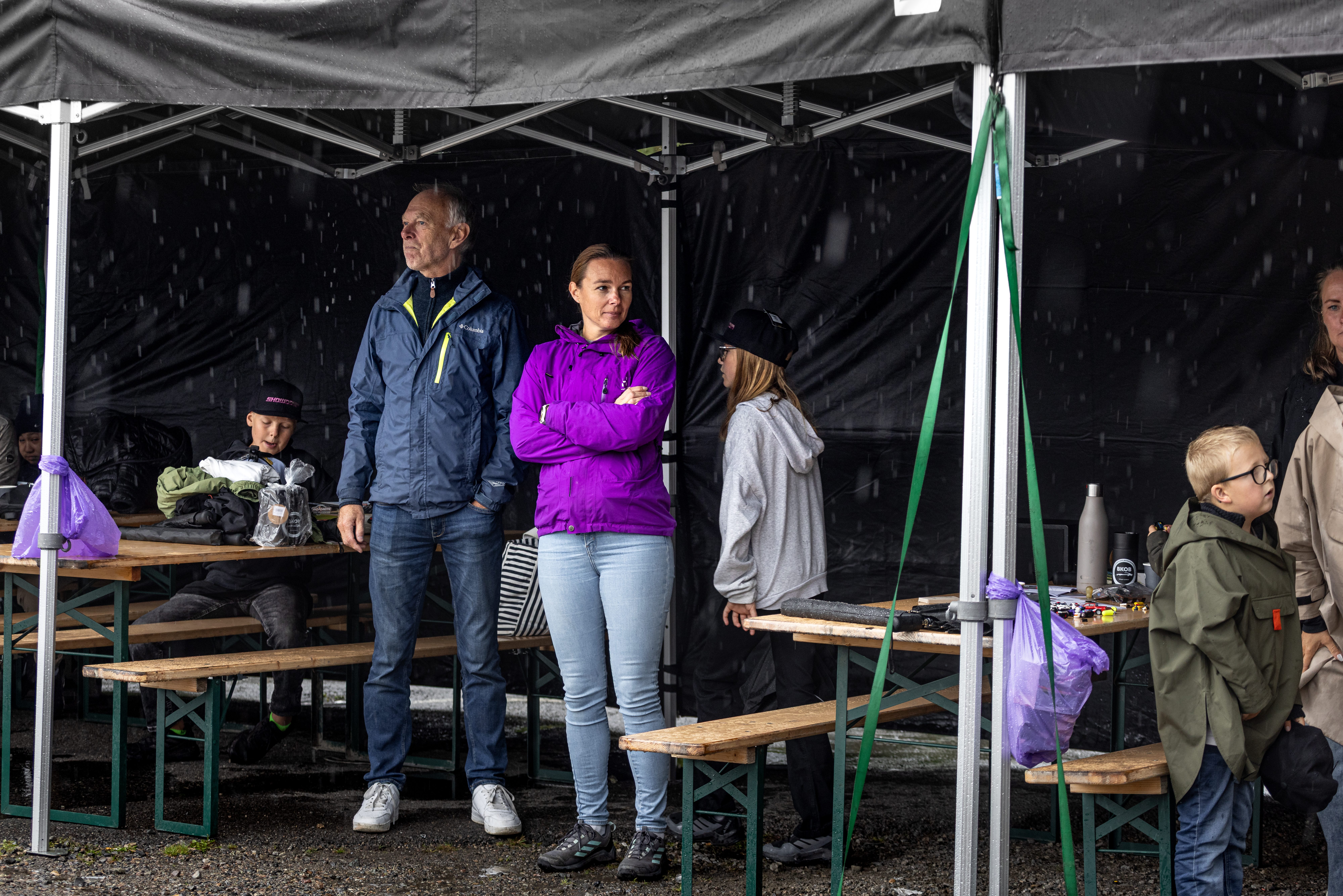 I ly for regnet samlet alle seg mens man ventet på tur for å sitte på