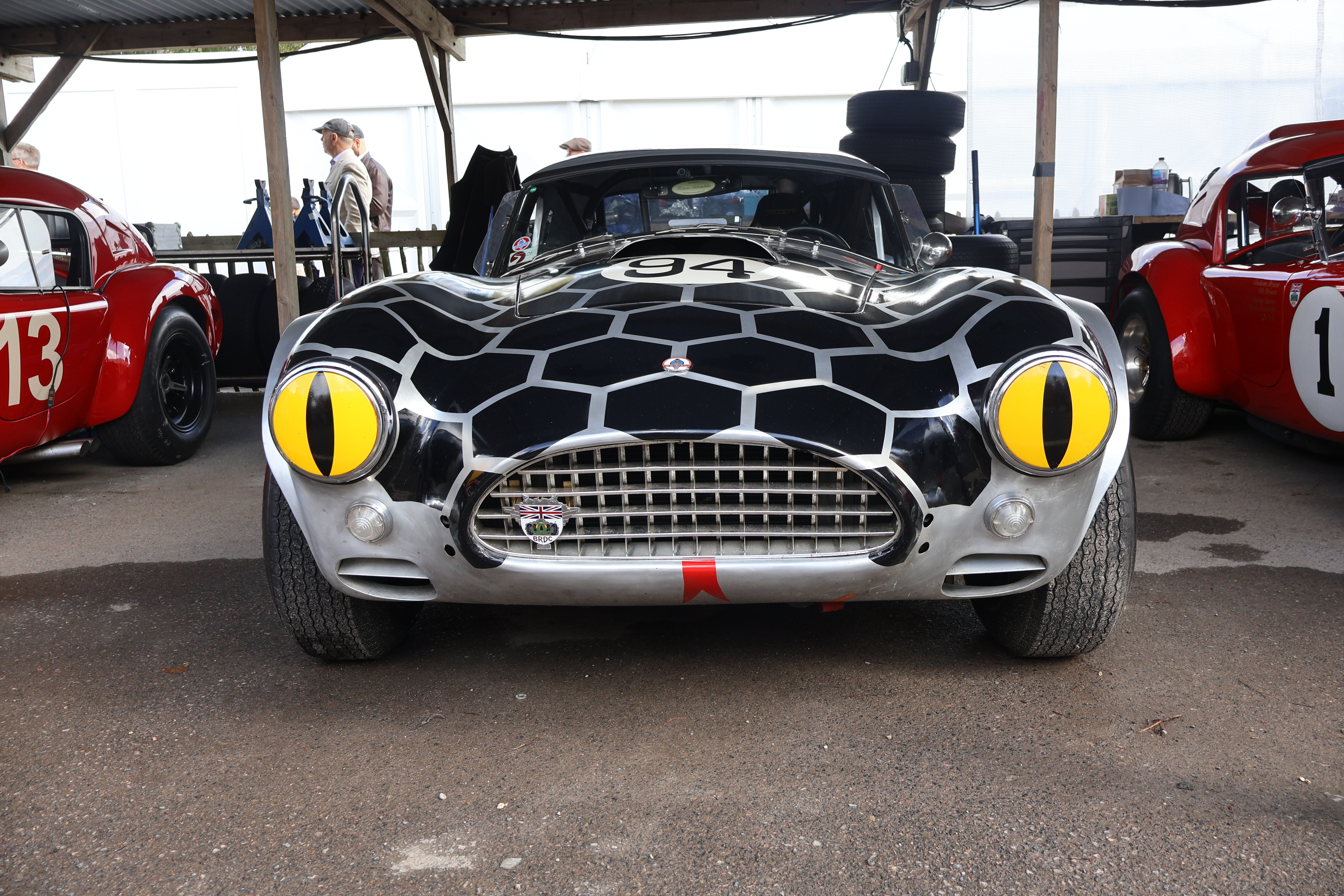 De kuleste lyktene på Revival tilhørte denne 1964 AC Cobra. I England sier man helst AC Cobra selv om det står et Shelby merke på panseret.