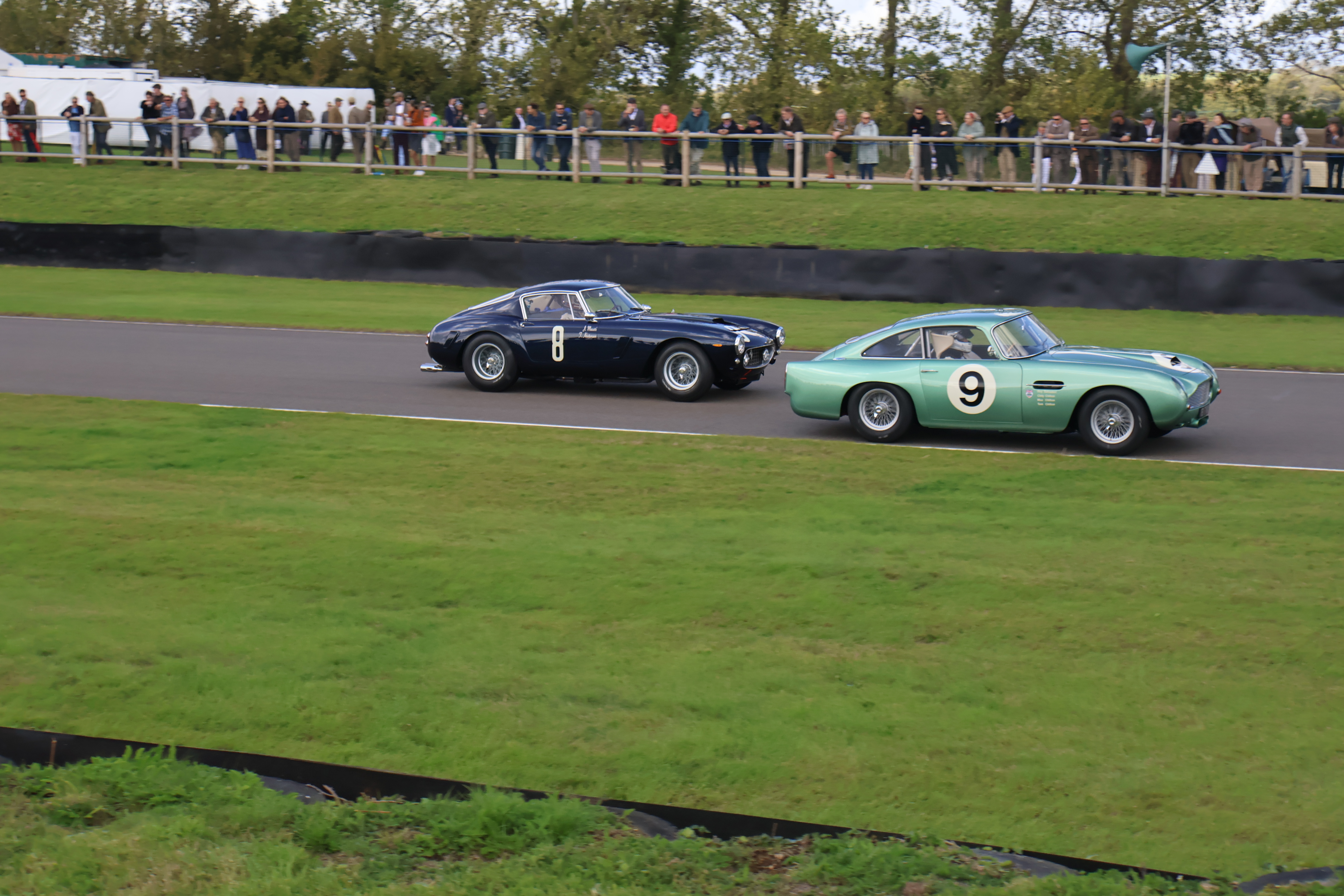 Ferrari vs Aston Martin er et flott syn å bevitne.