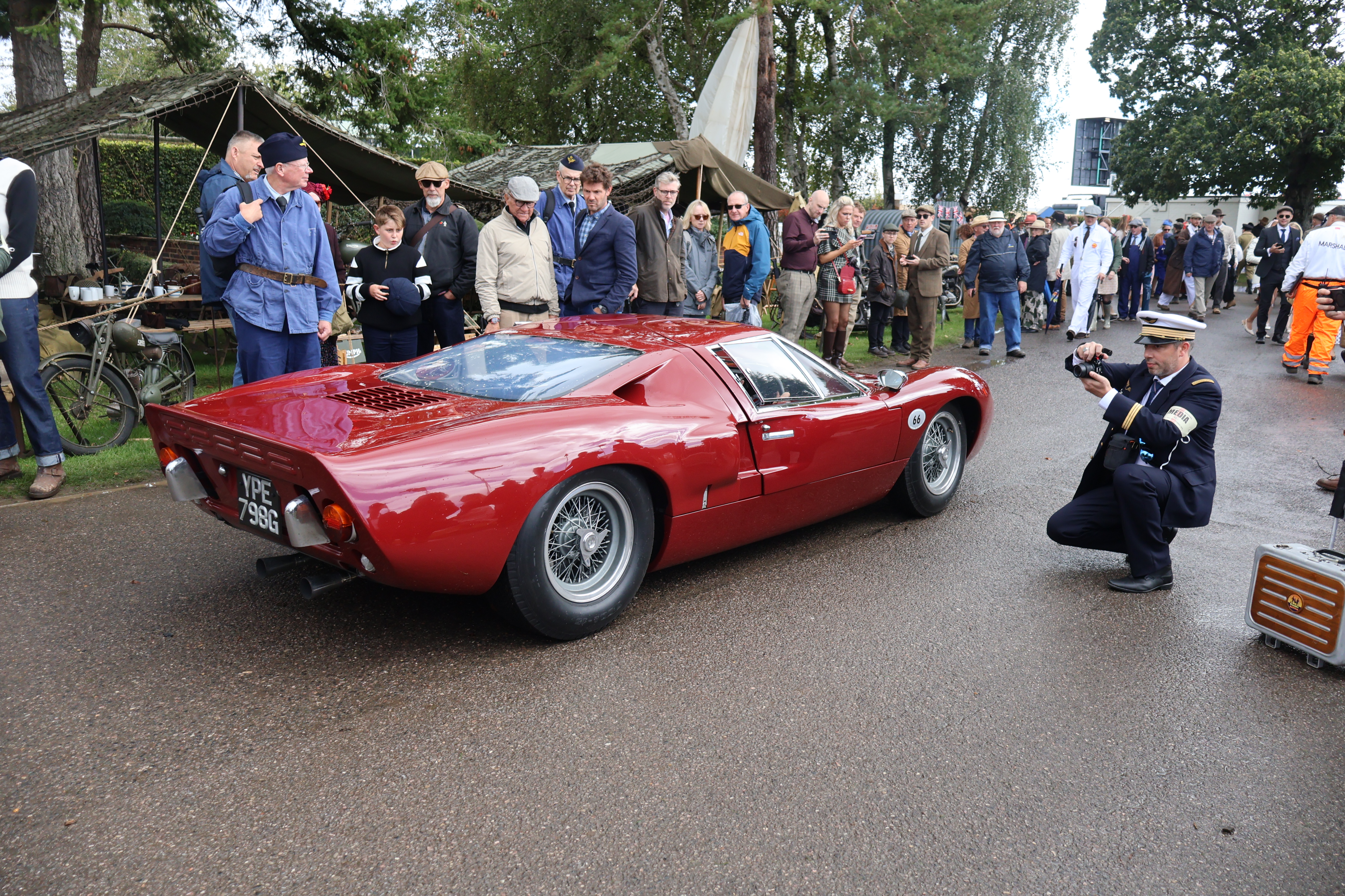 Ford GT40 i gateversjon. De fleste besøkende er tidsriktig kledd, men dessverre er det alltid noen som skal ødelegge moroa med moderne allværsjakker osv.