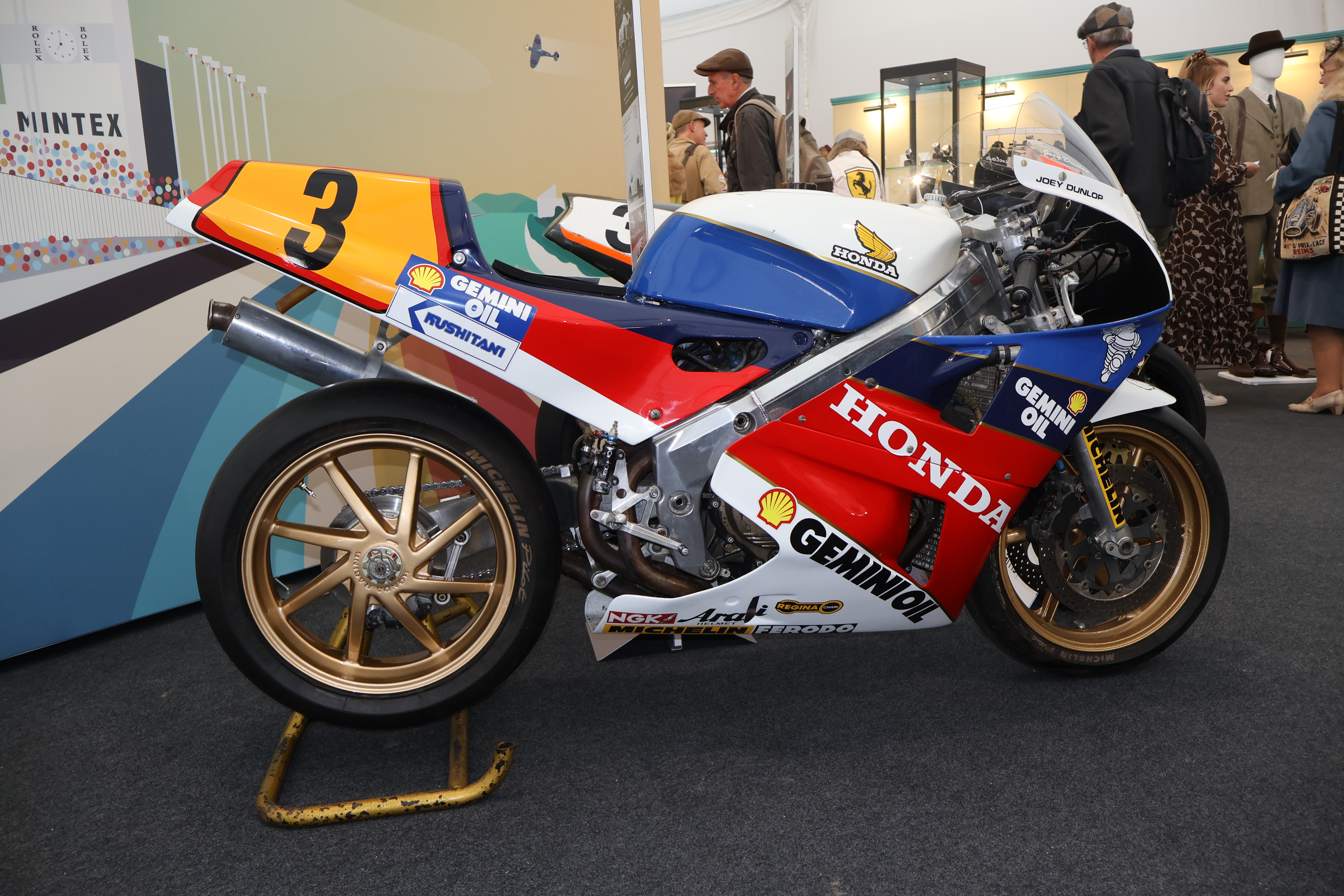 I Bonhams sitt auksjonstelt fant man blant annet denne Honda RC45 som Joey Dunlop kjørte med i 1999.