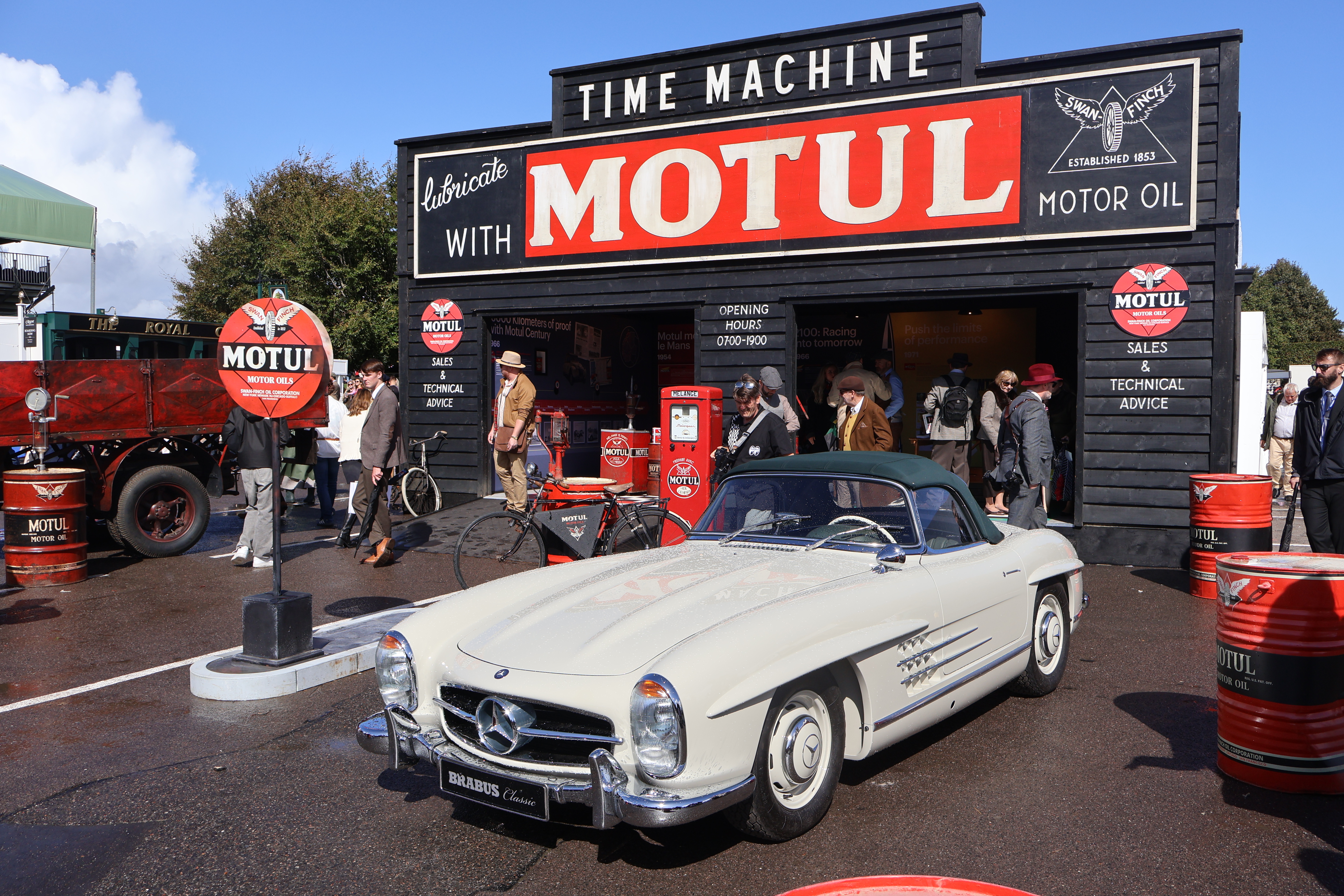 Motul hadde en flott og lekker stand med en superdelikat Mercedes-Benz 300 SL.