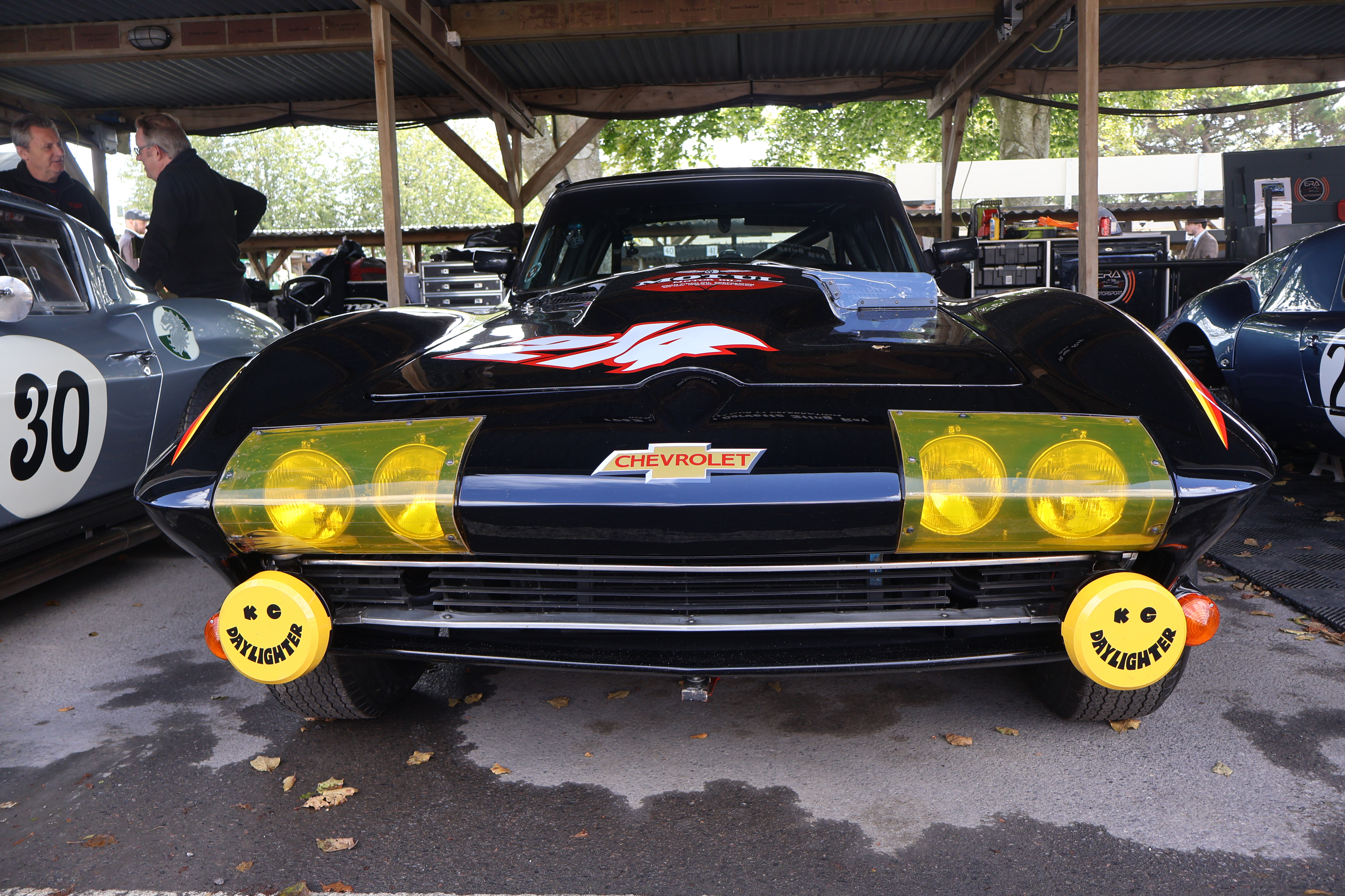 Stemningsfull 1963 Corvette Sting Ray med herlig gul belysning.