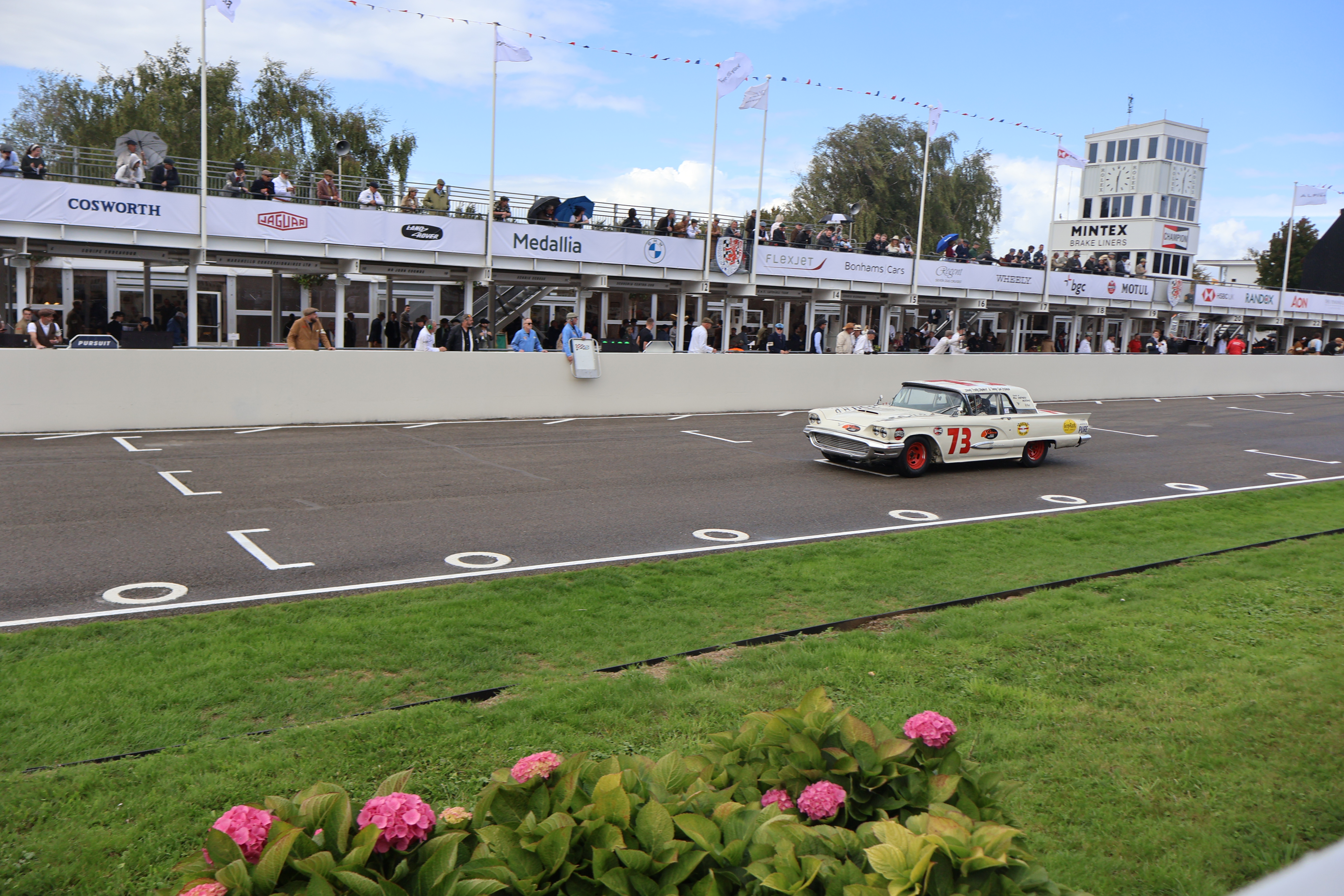 Tom Kristensen var som alltid formidabel, og vant St.Mary's Trophy Part 1 med denne Ford Thunderbird.