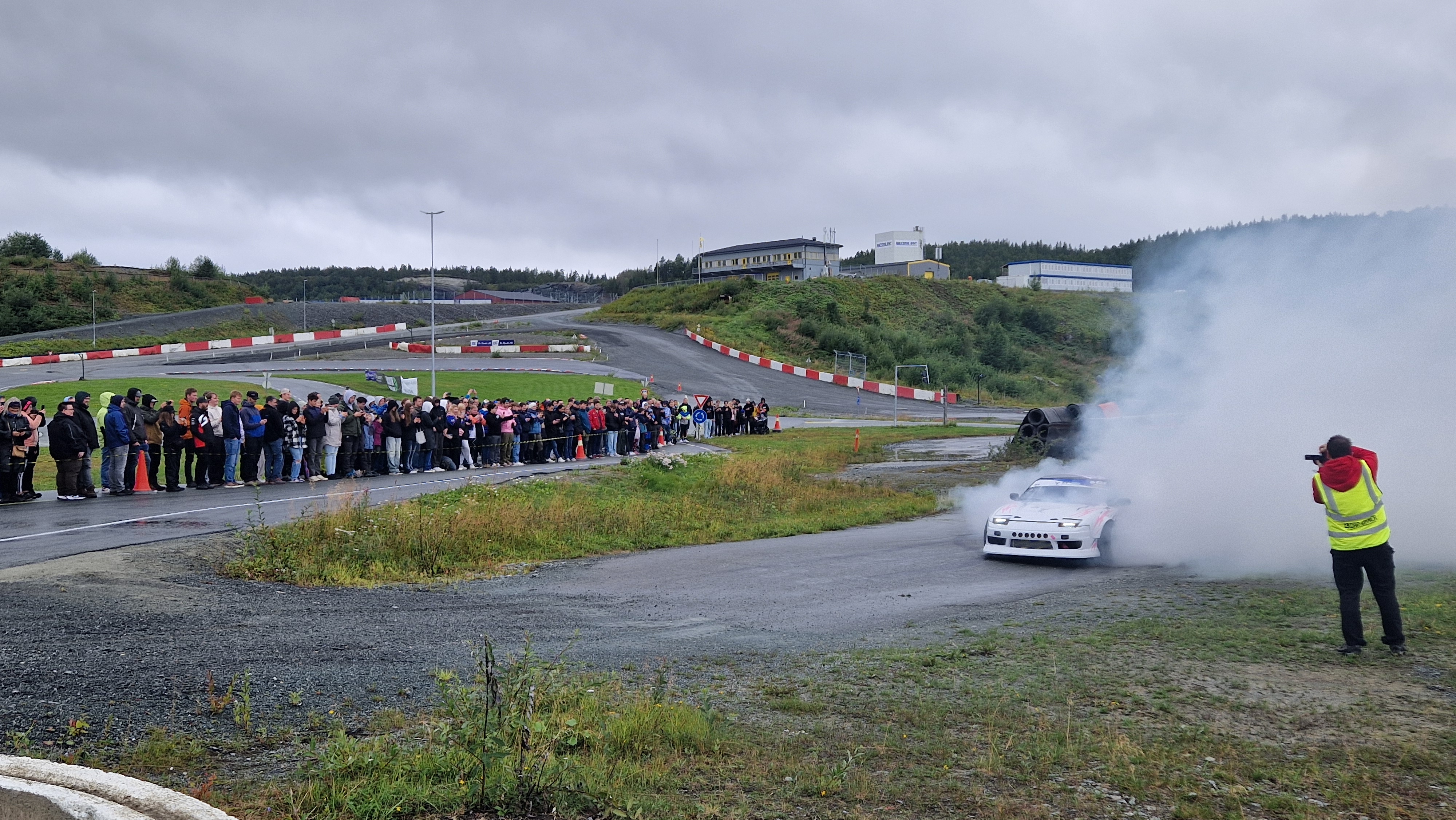 En 200sx kommer ut av røyken