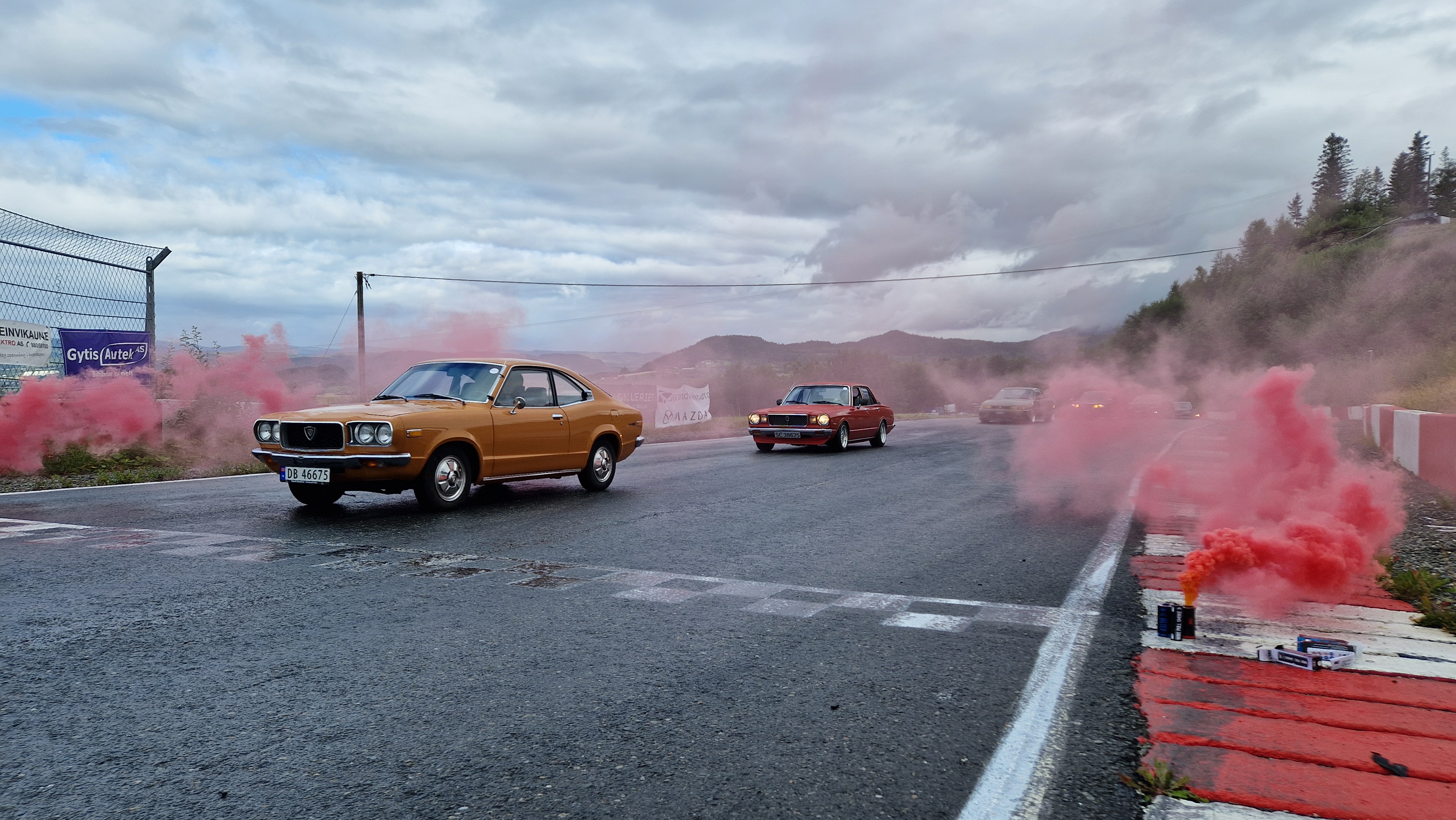 Nyrestaurert Mazda RX3 med Wankelmotor og Toyota Cressida kommer igjennom røyken