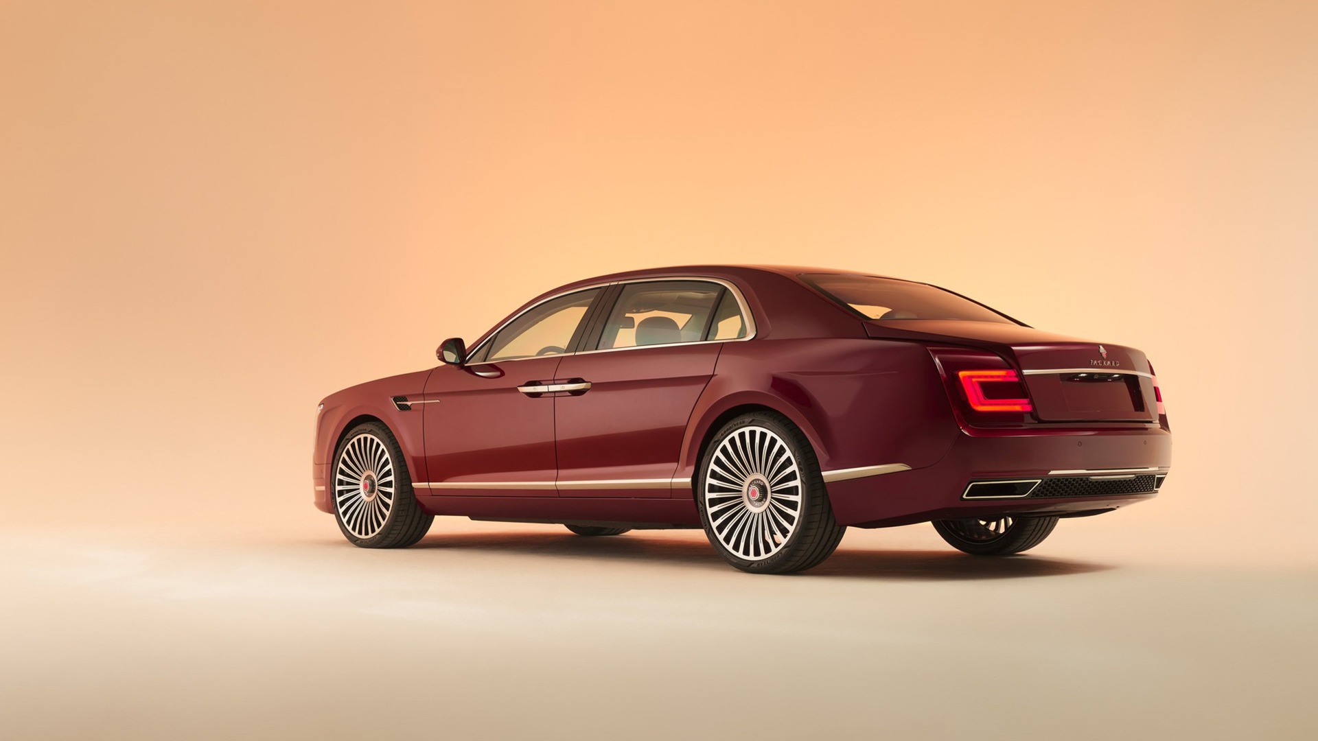 Sett skrått bakfra ser man tydelig utgangspunktet fra en Bentley.