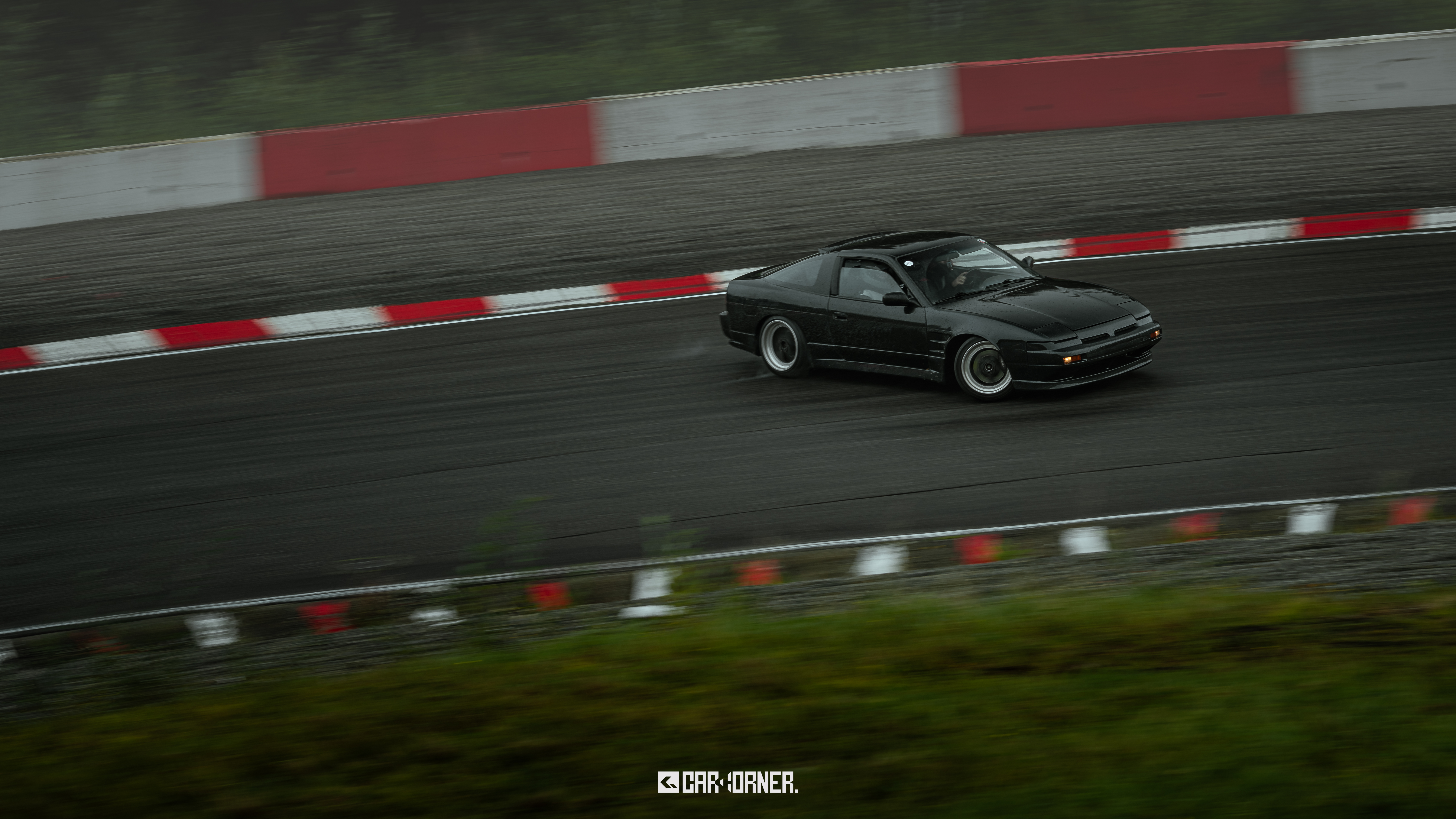 Roar Stene hjulkjørte sin 'pignose' Nissan 200sx helt fra Molde til Trondheim, pisket bilen på banen under både breisladd og burning før han vendte snuten hjemover. Imponerende!