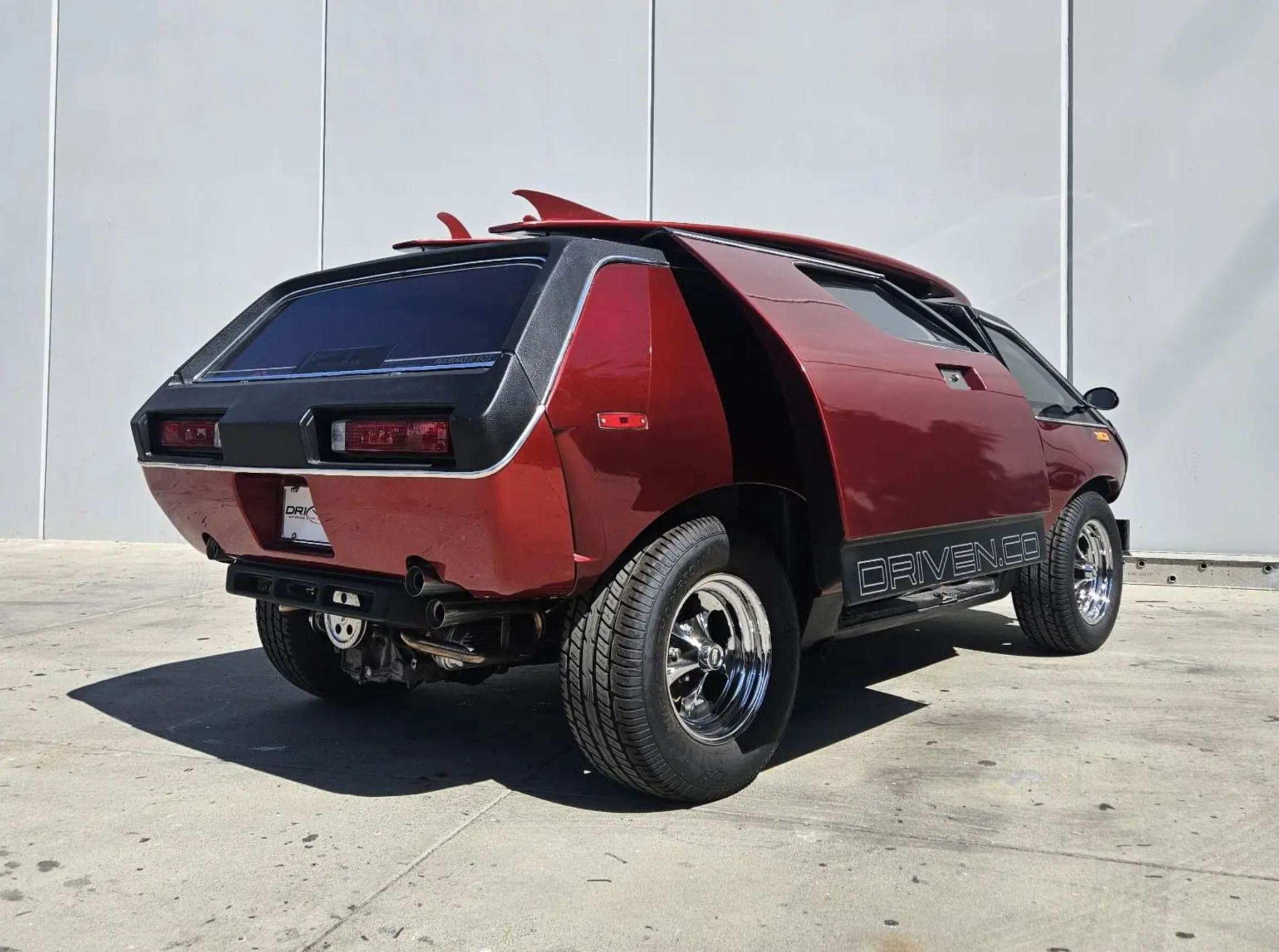 Bilen har kun en dør. Den er til gjengjeld gigantisk.