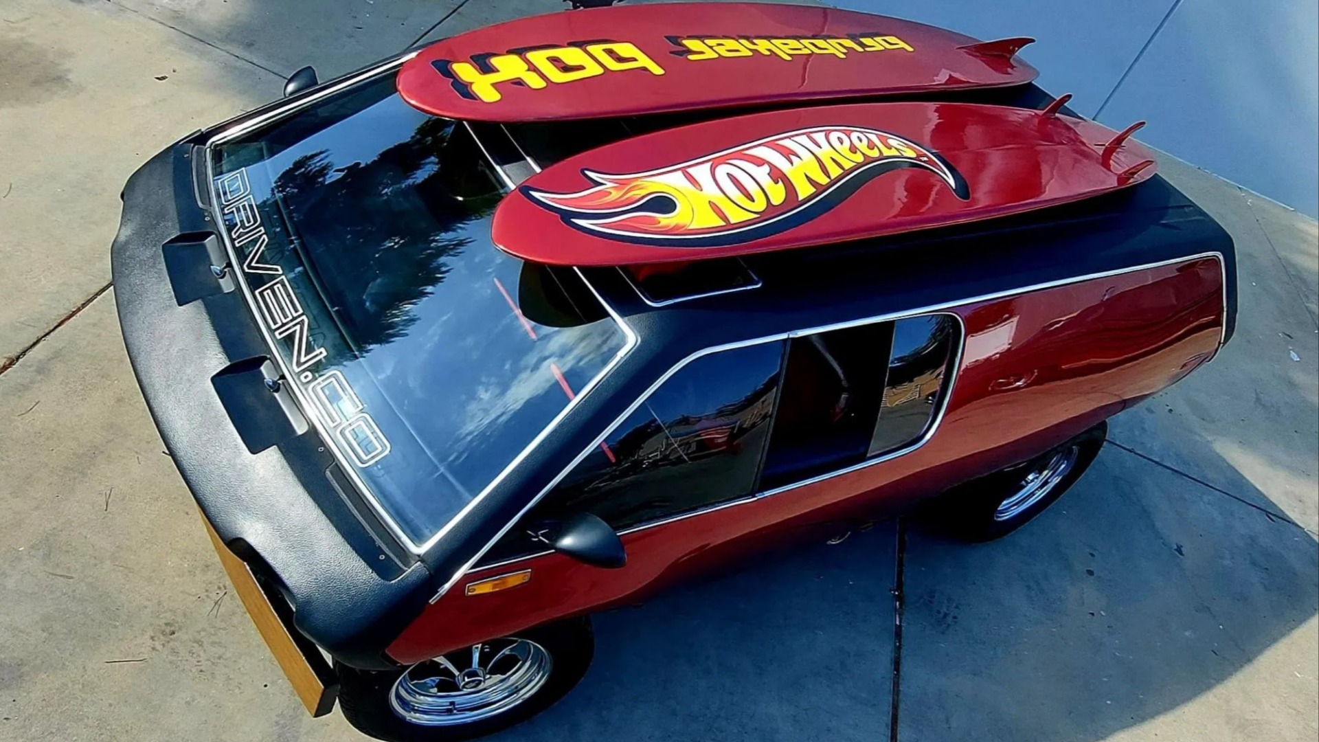 Tilhørende surfebrett er montert på taket.