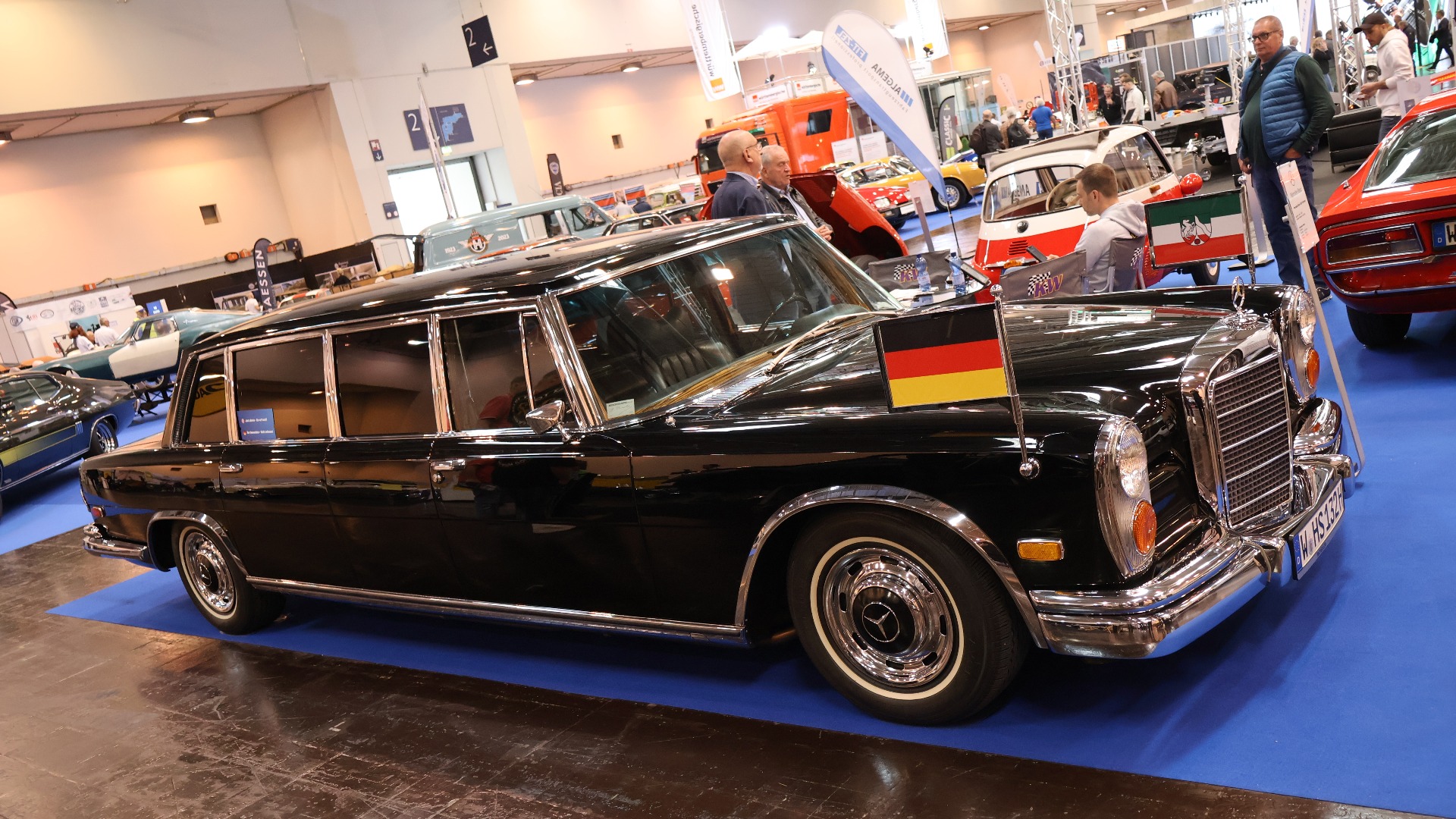 Mektig Mercedes-Benz 600 Pullman med i overkant synlige flagg.