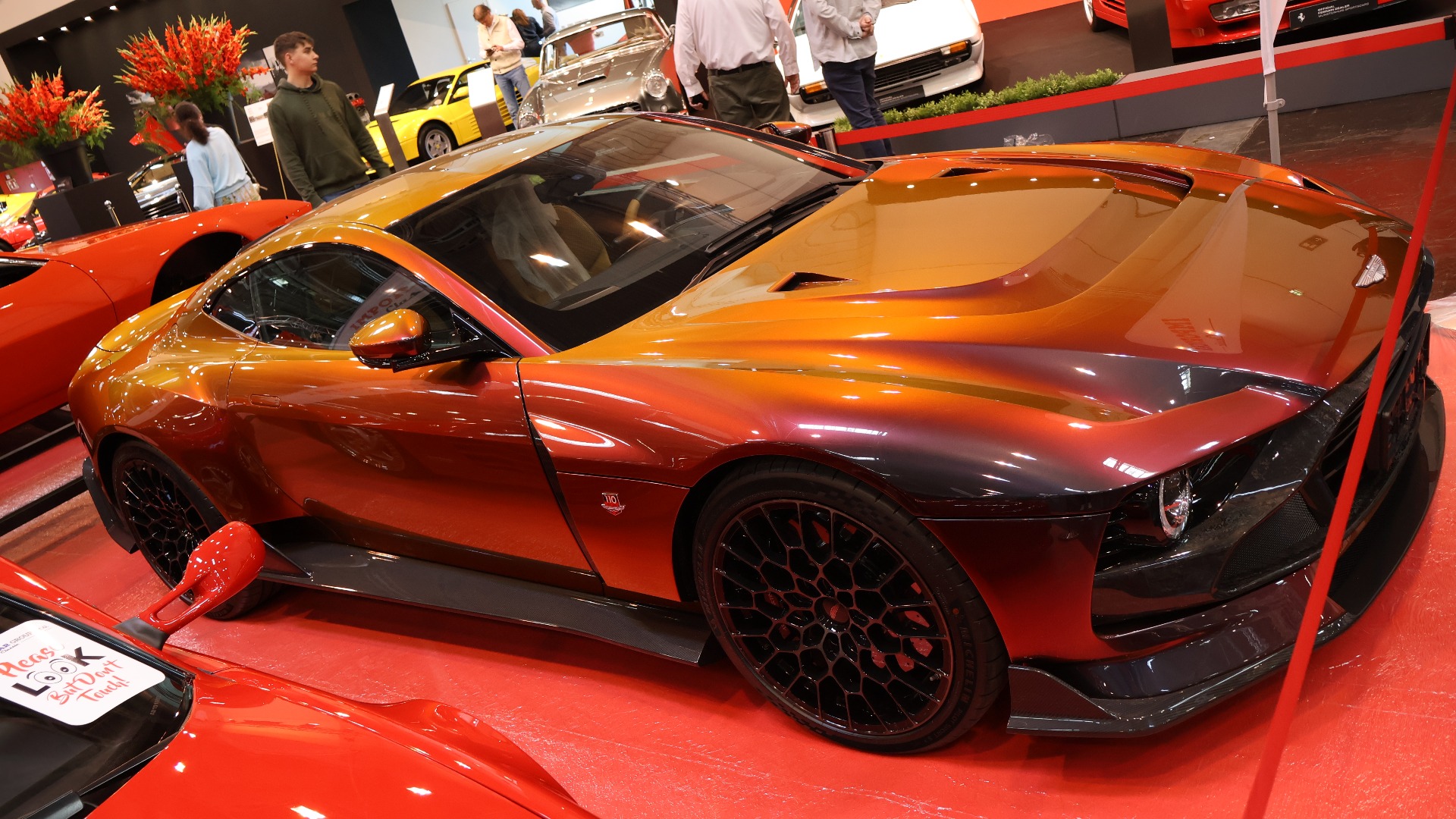 Aston Martin Victor er intet vanlig syn, og mange yngre entusiaster ville ta bilde av bilen.