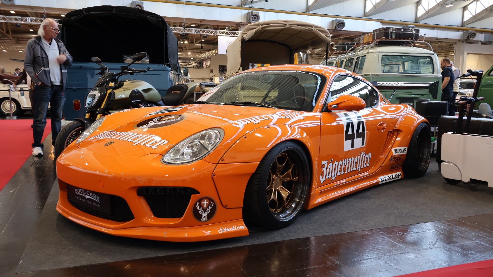 2010 Porsche Cayman S generasjon 987 med Rocket Bunny Kit og Jägermeister dekor. Tøff som fy, og til salgs for 119.000 Euro.
