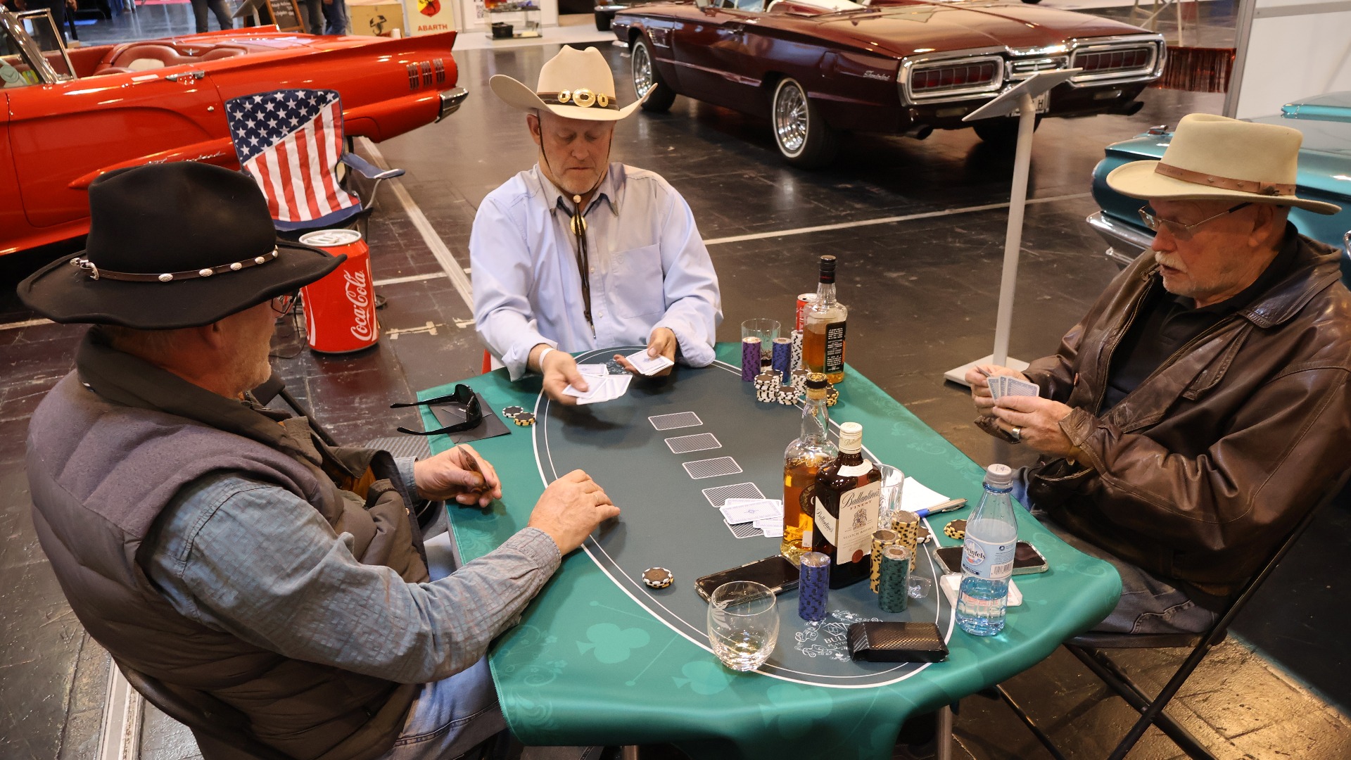 Det er over 200 merkeklubber tilstede, og det virket som Ford Thunderbird klubben hadde det morsomst, for tre av karene spilte poker og drakk brunt brennevin. I hvert fall latet de som…