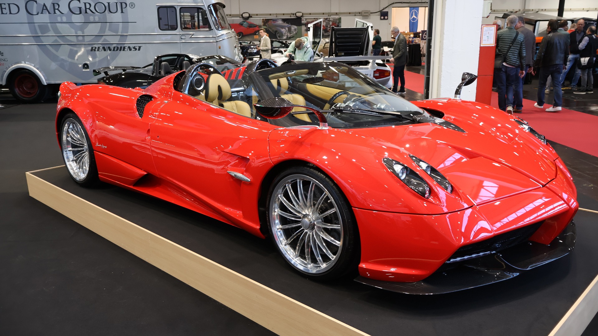 En Pagani ser man ytterst sjelden på messer, men en 2019 Huayra Roadster i all sin prakt var til salgs for 2.899.000 Euro. Eller sånn cirka 35 millioner kroner. Før avgifter…