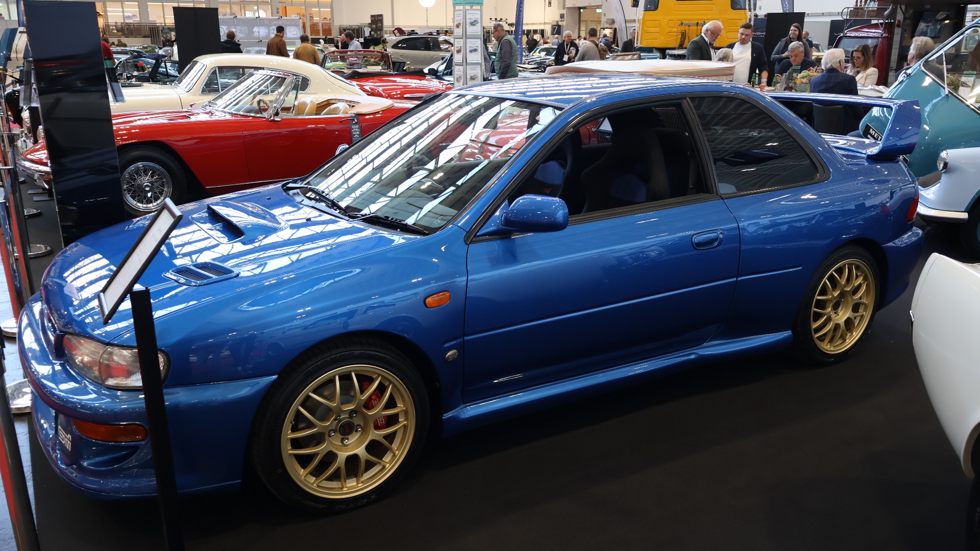 Nydelig 1998 Subaru Impreza 22B Sti. 400 eksemplarer ble laget. Til salgs for 299.000 Euro.