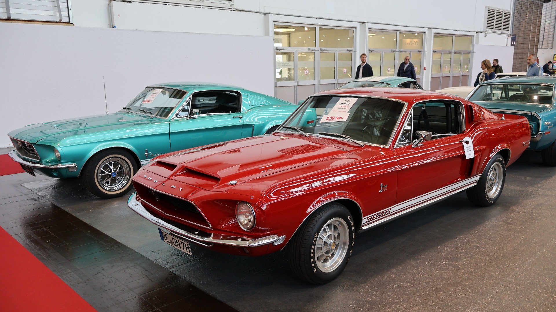 Det er mye amerikansk entusiastbil på messen, og lite er tøffere enn en ekte 1968 Shelby Mustang GT500 KR, hvor KR står for King of the Road. Til salgs for 238.500 Euro.