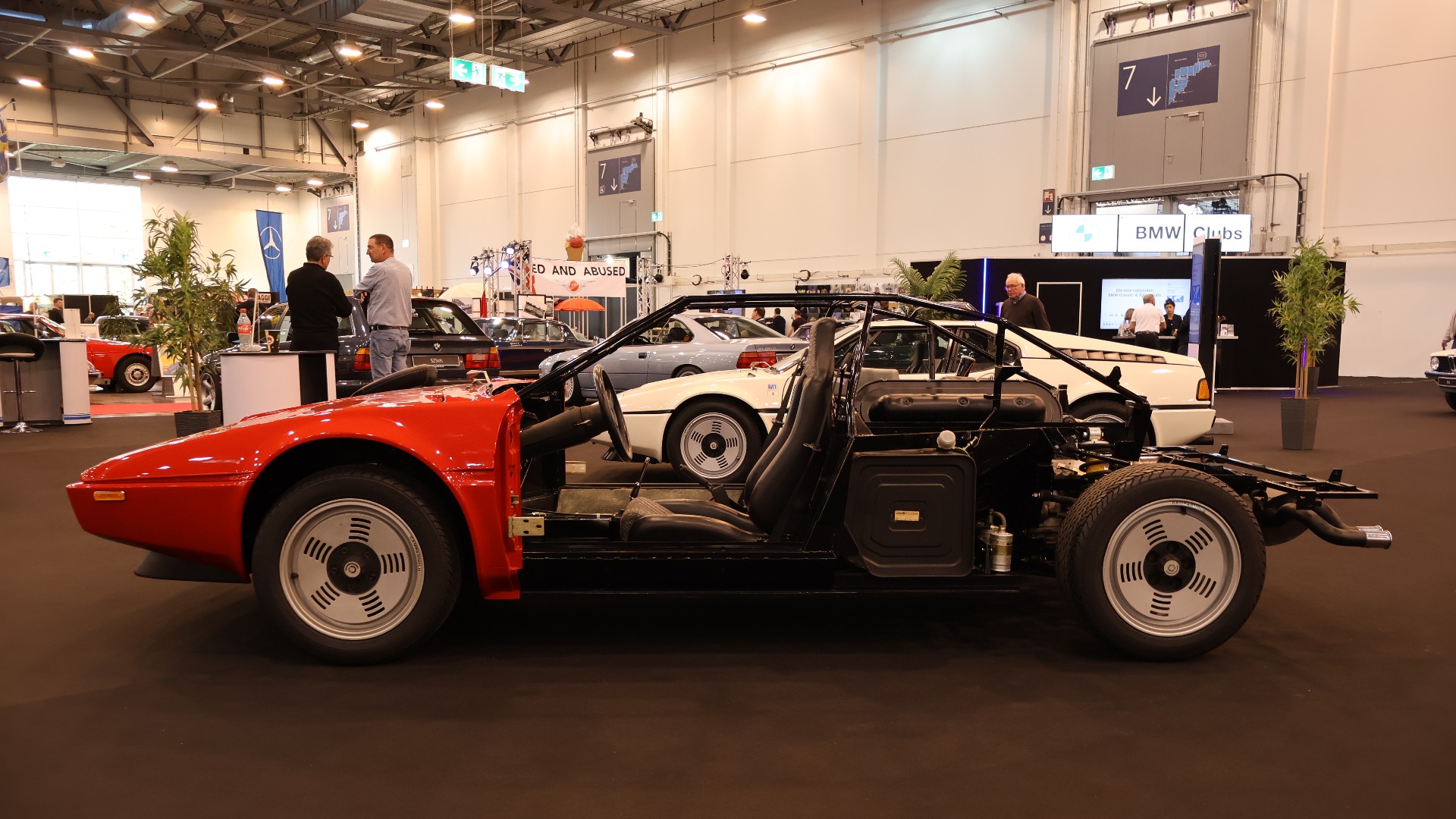 BMW M1 i avkledd versjon, og M1 i påkledd versjon i bakgrunnen.