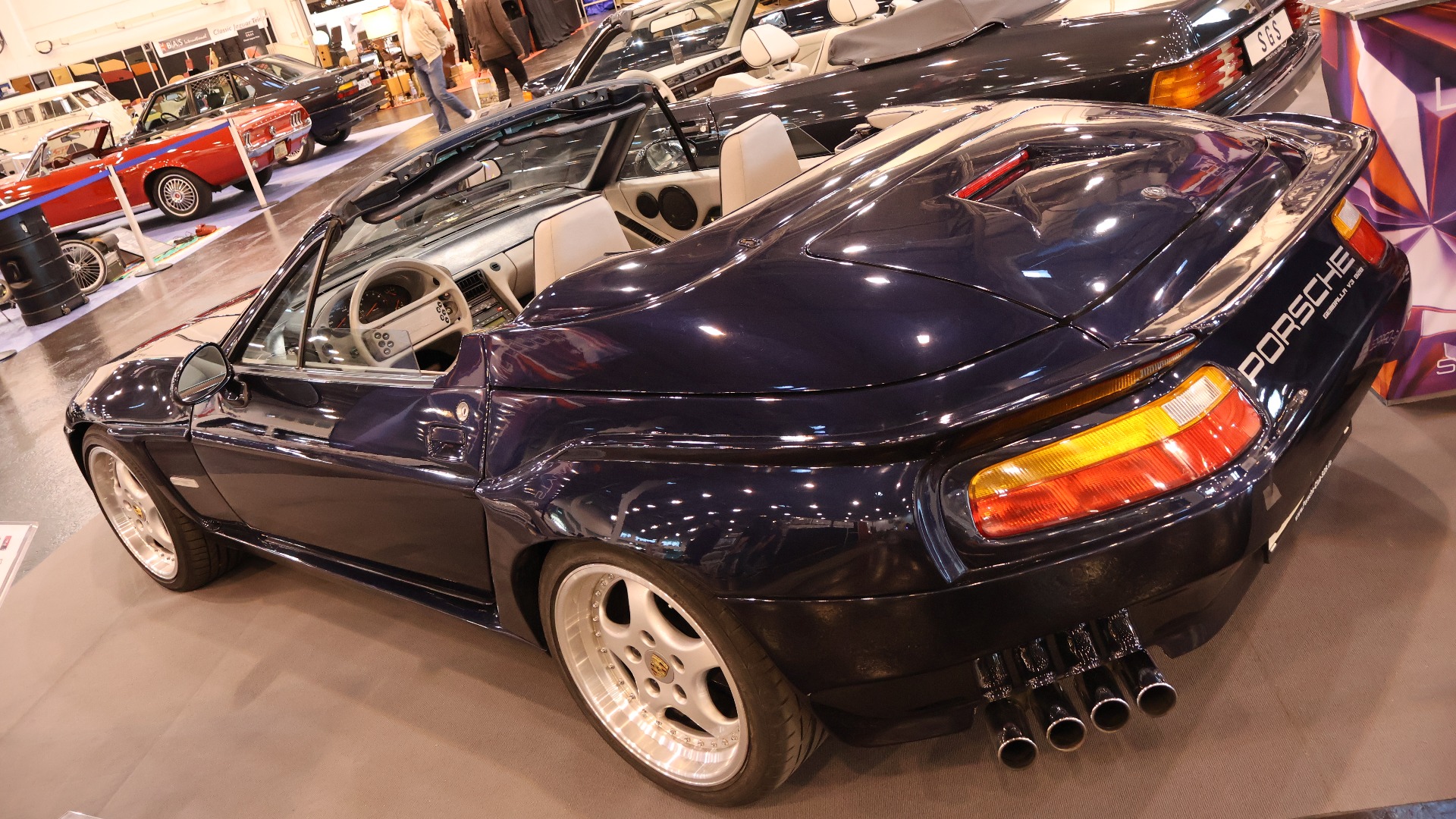 Fire eksosrør på venstre side bak blir liksom normalt når vi snakker om en Gemballa versjon av Porsche 928.