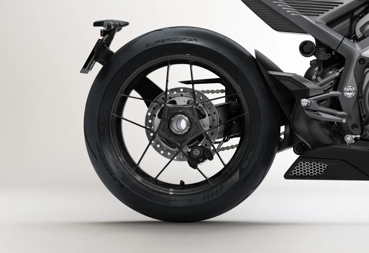 Karbonfelger med Pirelli gummi rundt.