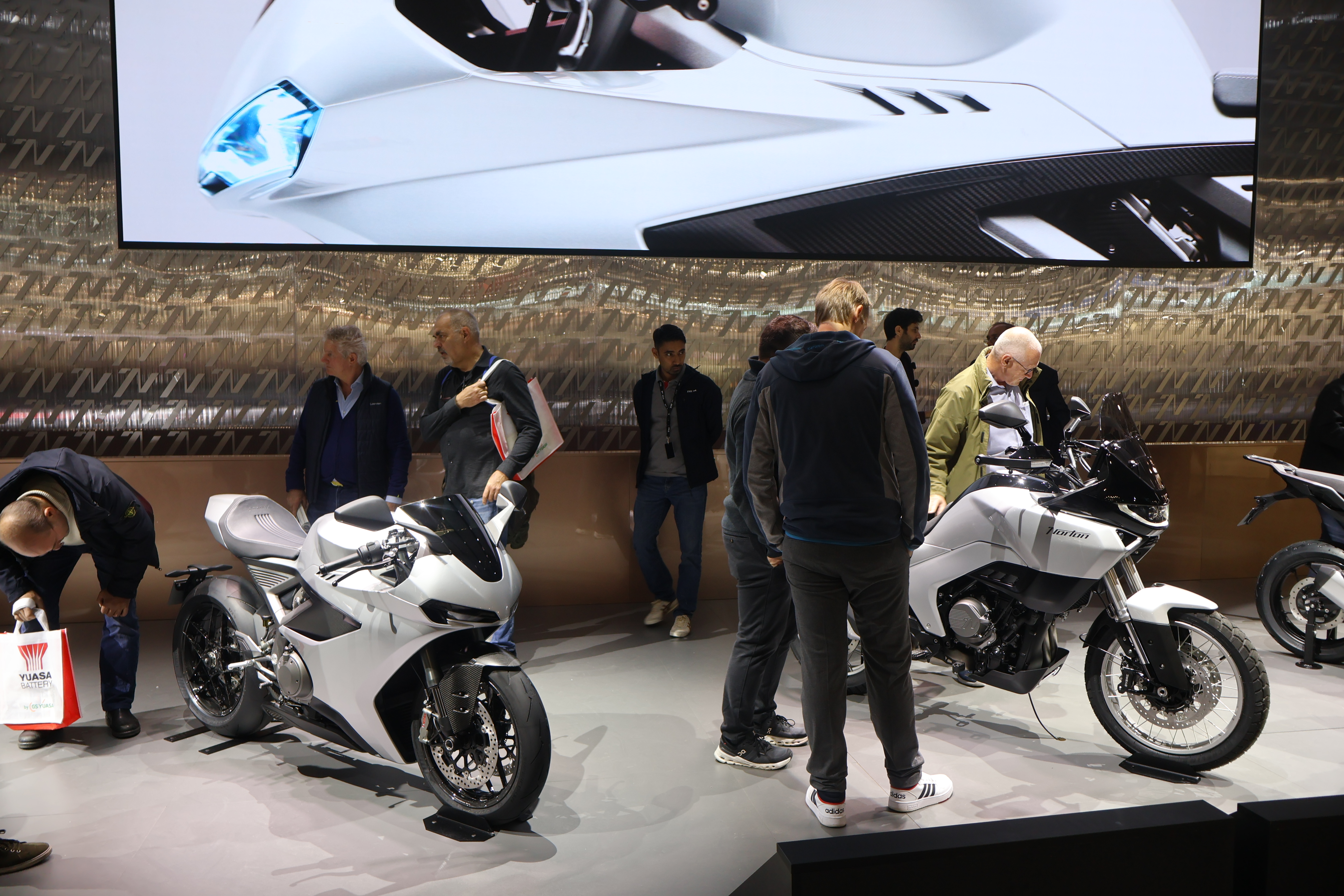 Mange folk ville studere de nye Norton-modellene etter lanseringen i Milano.