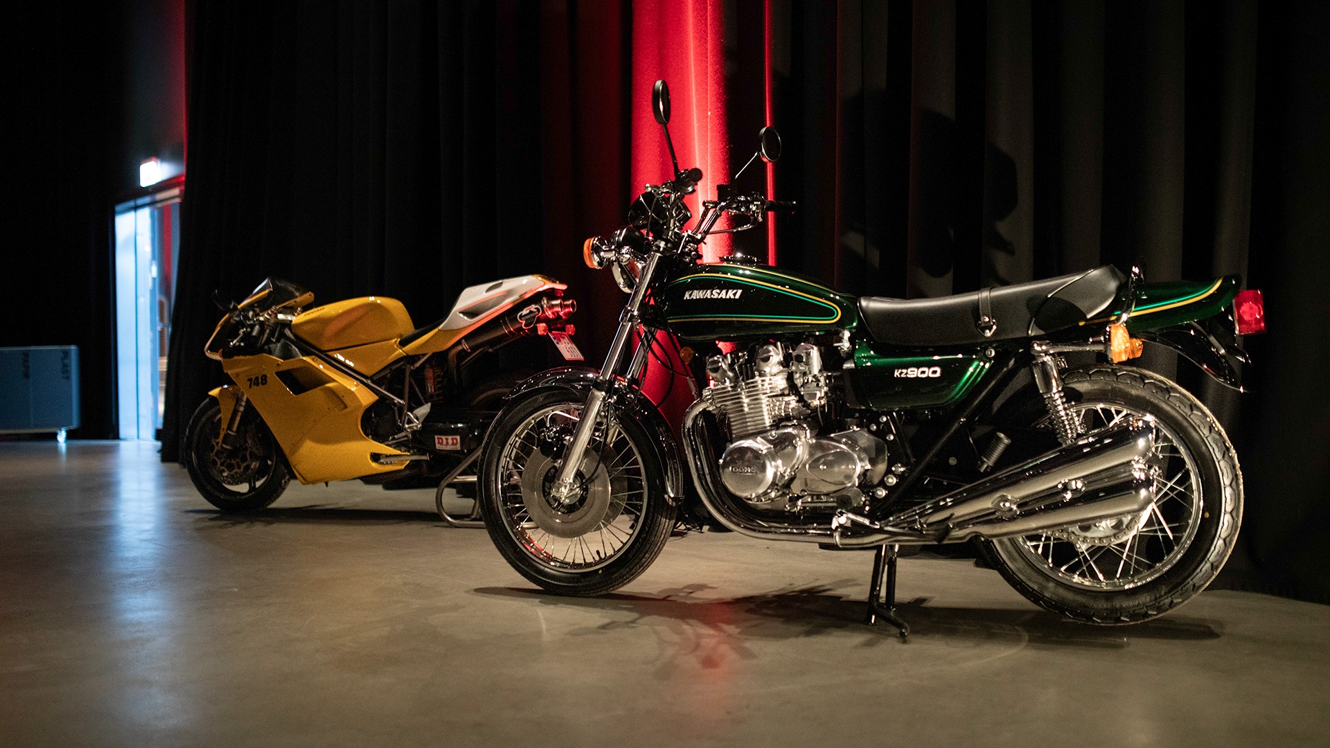 Sist men ikke minst, to legender på to hjul prydet også konferansehallen. 