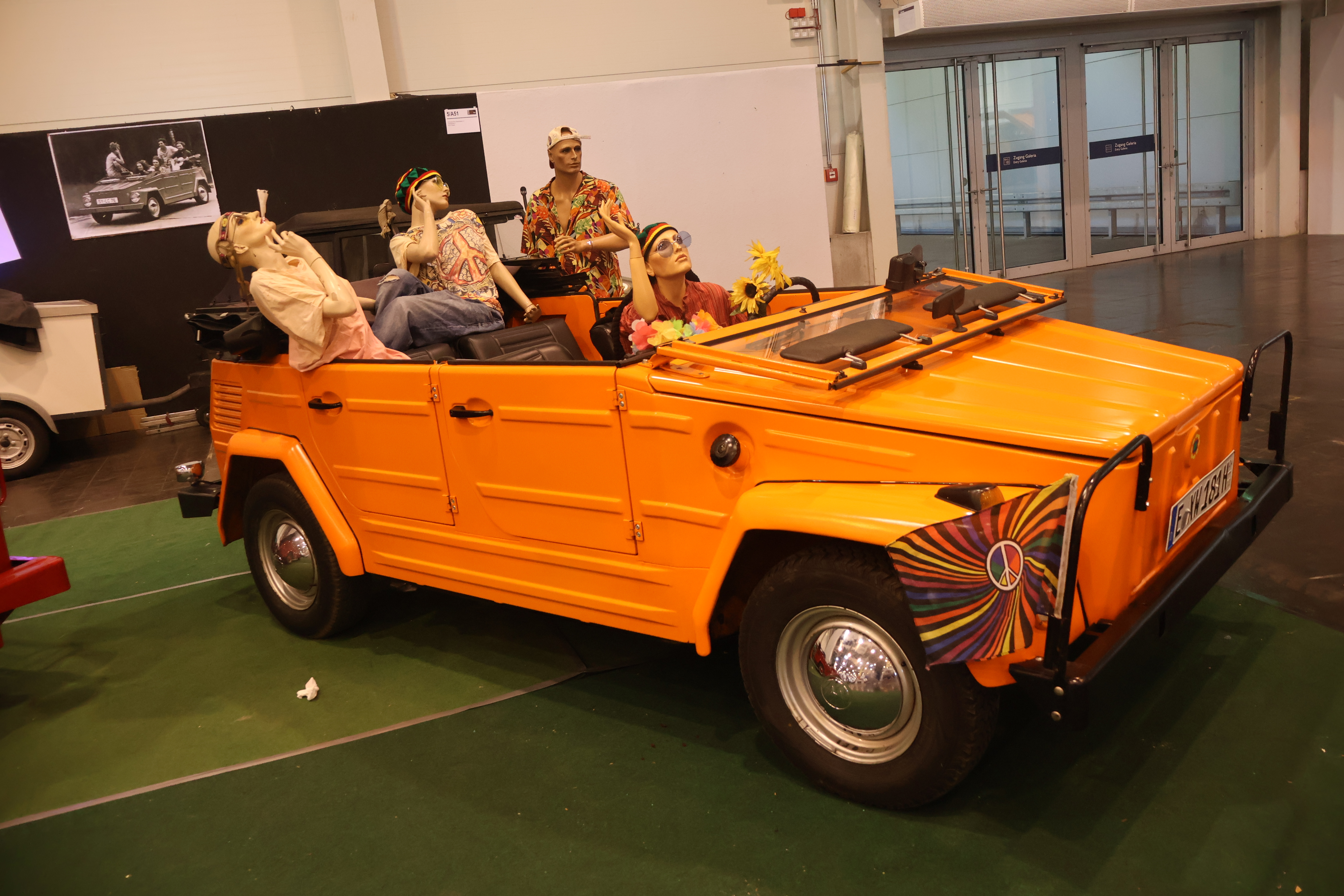 VW Typ 181 i en slags oransje hippie-rus. 