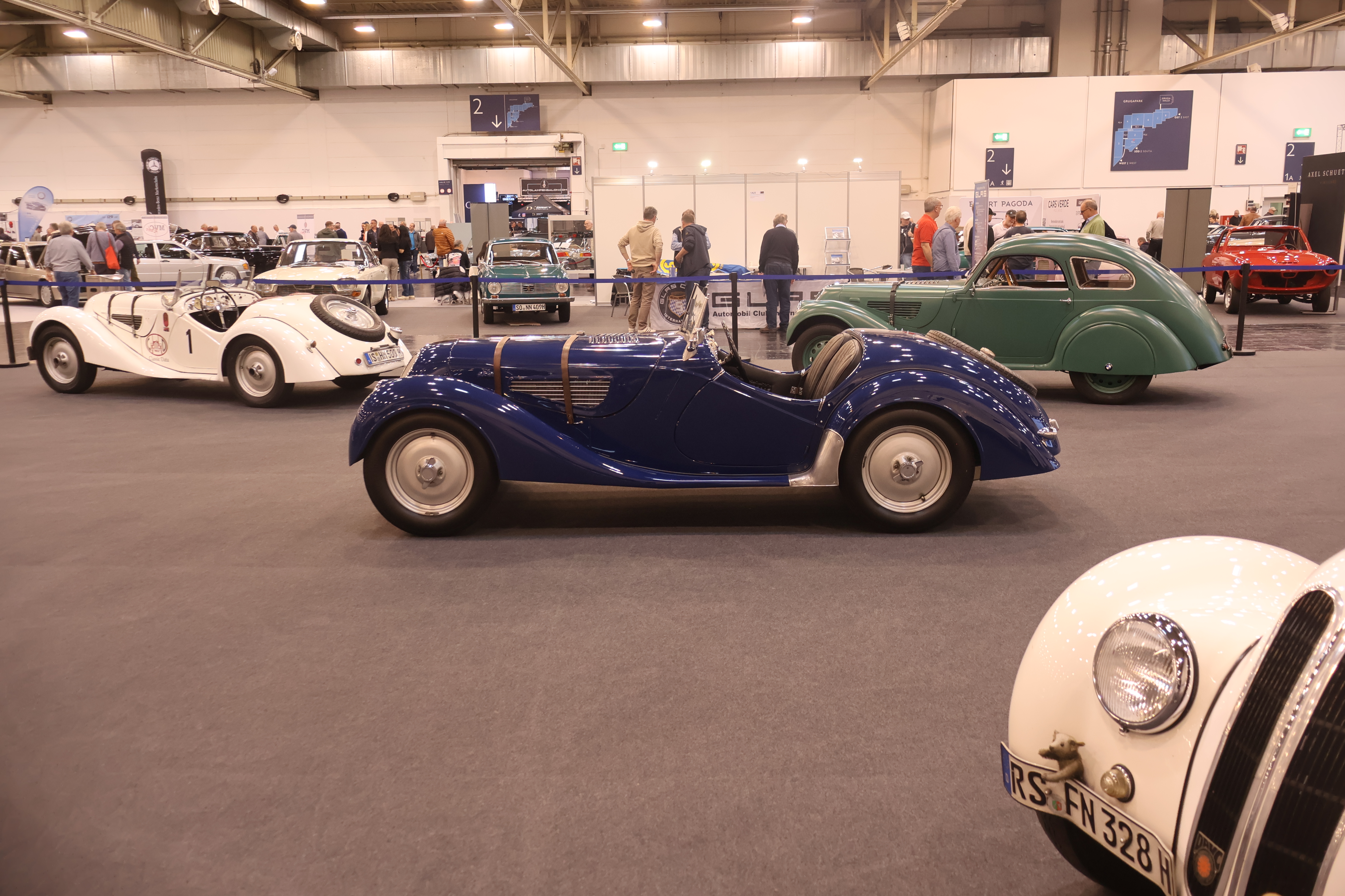 I hall 1 fant man klubbstands fra BMW og Mercedes-Benz, her et knippe vakre BMW 328.