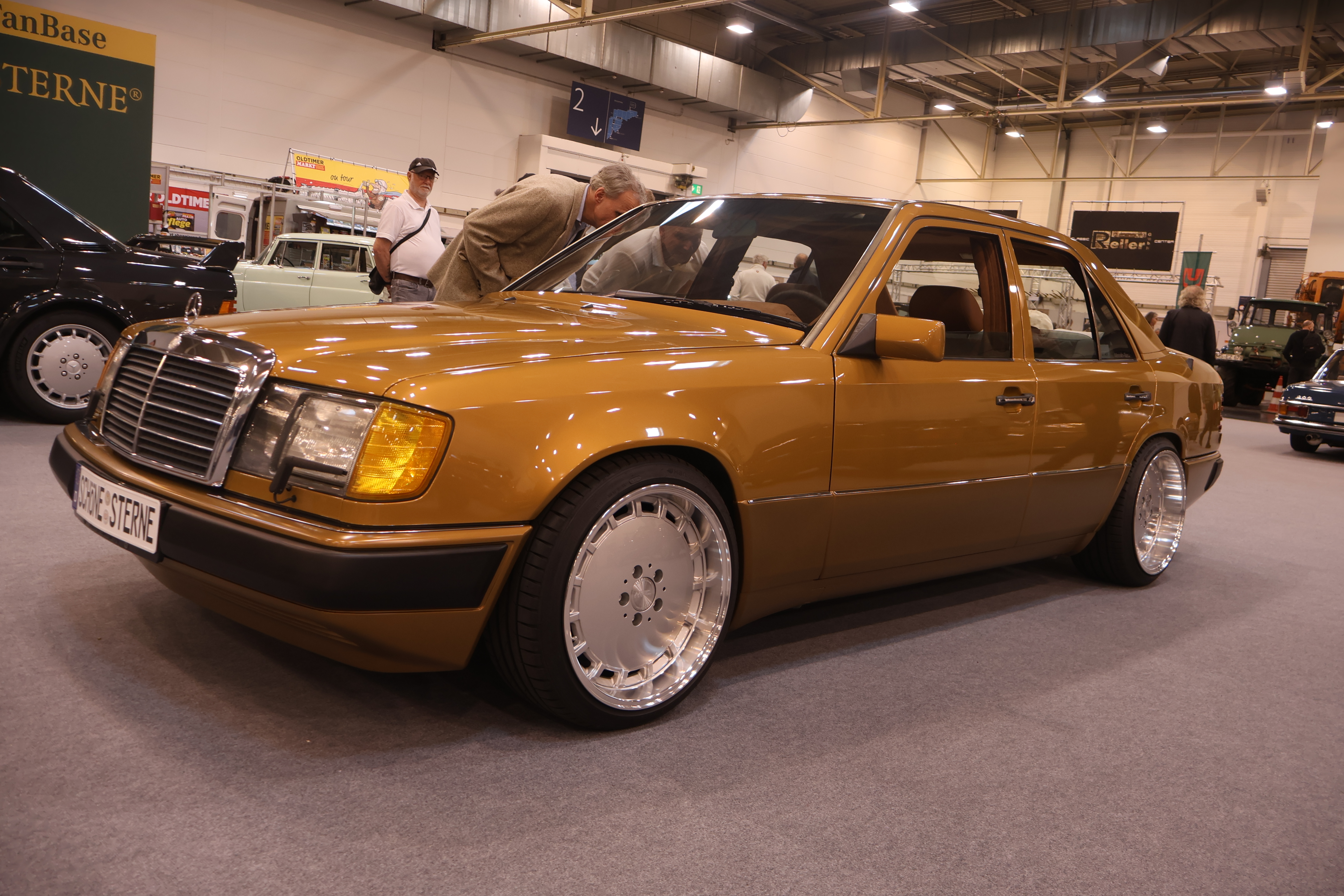 Mercedes-Benz klubbenes biler dominerte hall 1, inkludert mange elegant modifiserte utgaver.