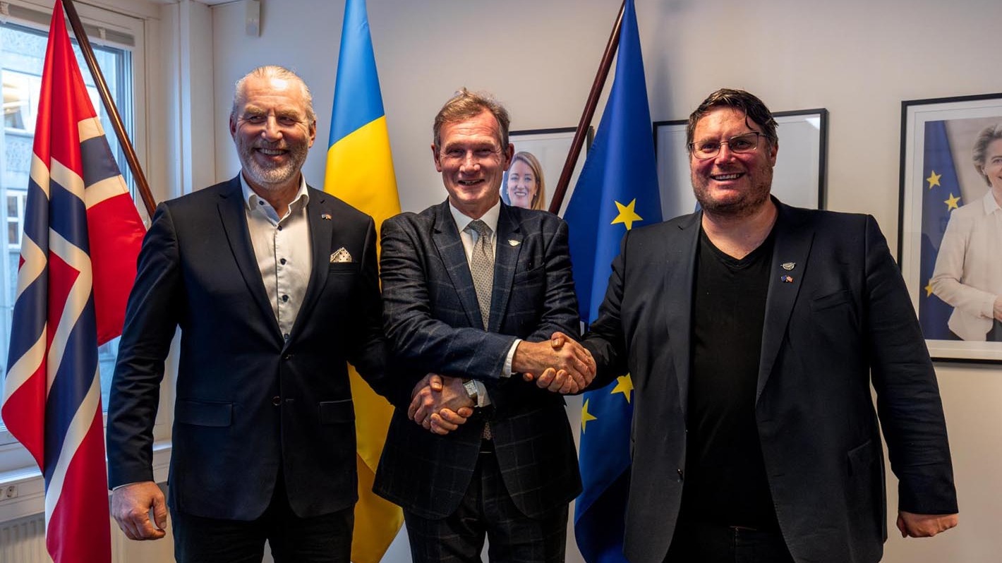 ReFUEL/AMCAR på vei til Brüssel - møtte bilentusiast i ambassadørstolen 