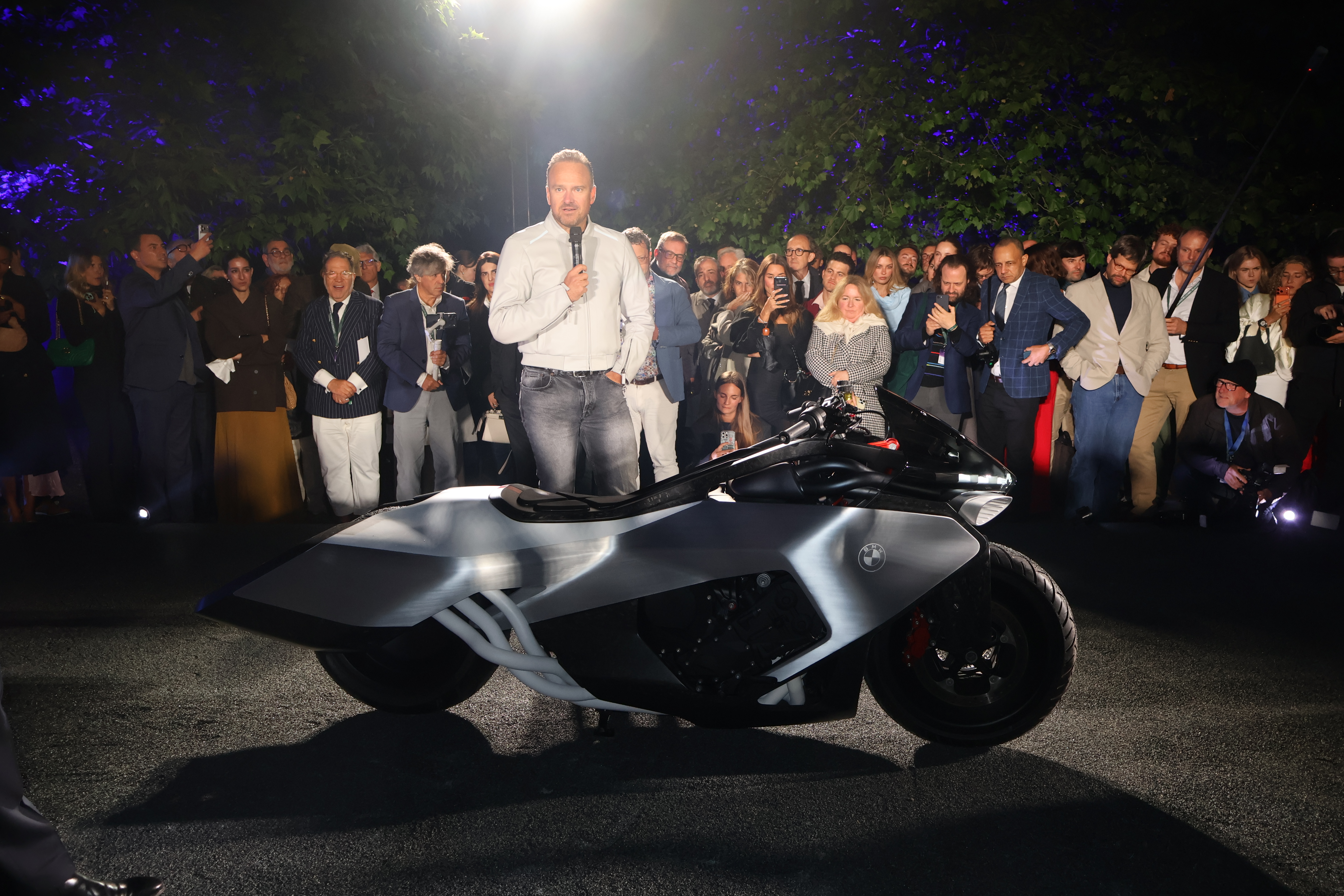 Markus Flasch, sjefen for BMW Motorrad, under avdukingen av Vision R18.