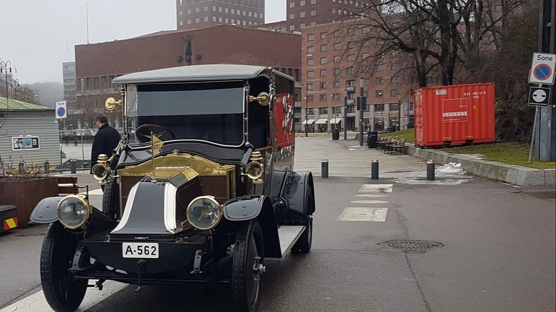Over hundre år gammel varebilhistorie foran Oslo rådhus, en påminnelse om at også nyttekjøretøyene er en del av den rullende kulturarven som må sikres fritak når det innføres nullutslippssone for varebiler. Foto: AMCAR / ReFUEL