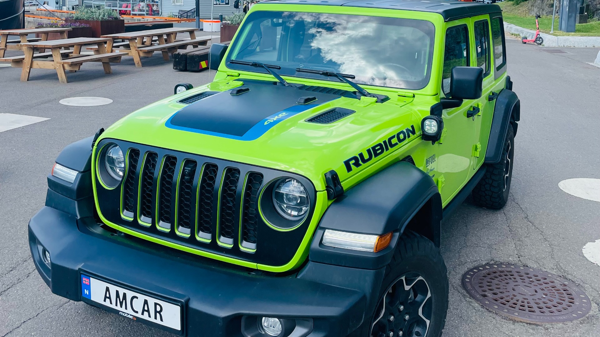 AMCAR / ReFUEL ferdes jevnlig med bil i hovedstaden, her med vår Jeep Wrangler Rubicon foran Oslo rådhus. Foto: AMCAR / ReFUEL