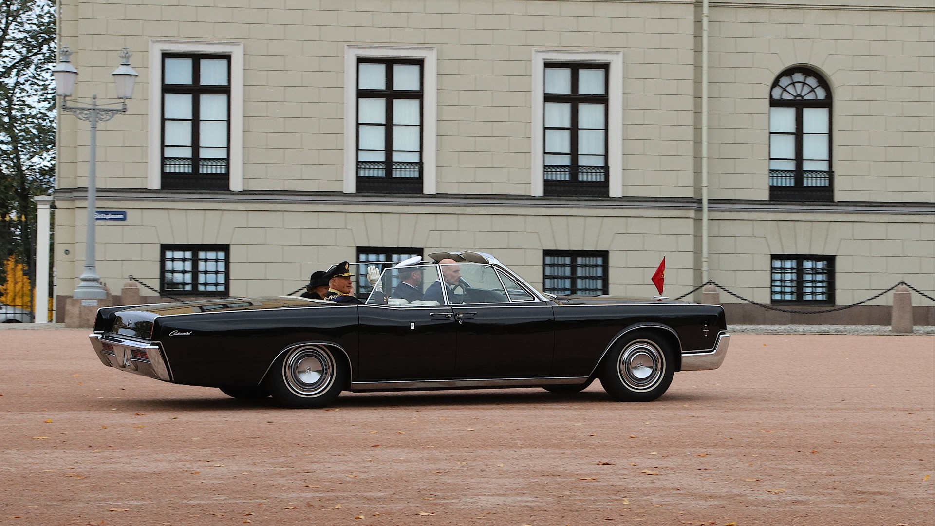Kongen i sin klassiske Lincoln Continental på Slottsplassen, et av de fremste eksemplene på at kjøretøyhistorien hører hjemme i bybildet. Foto: Ivar Engerud